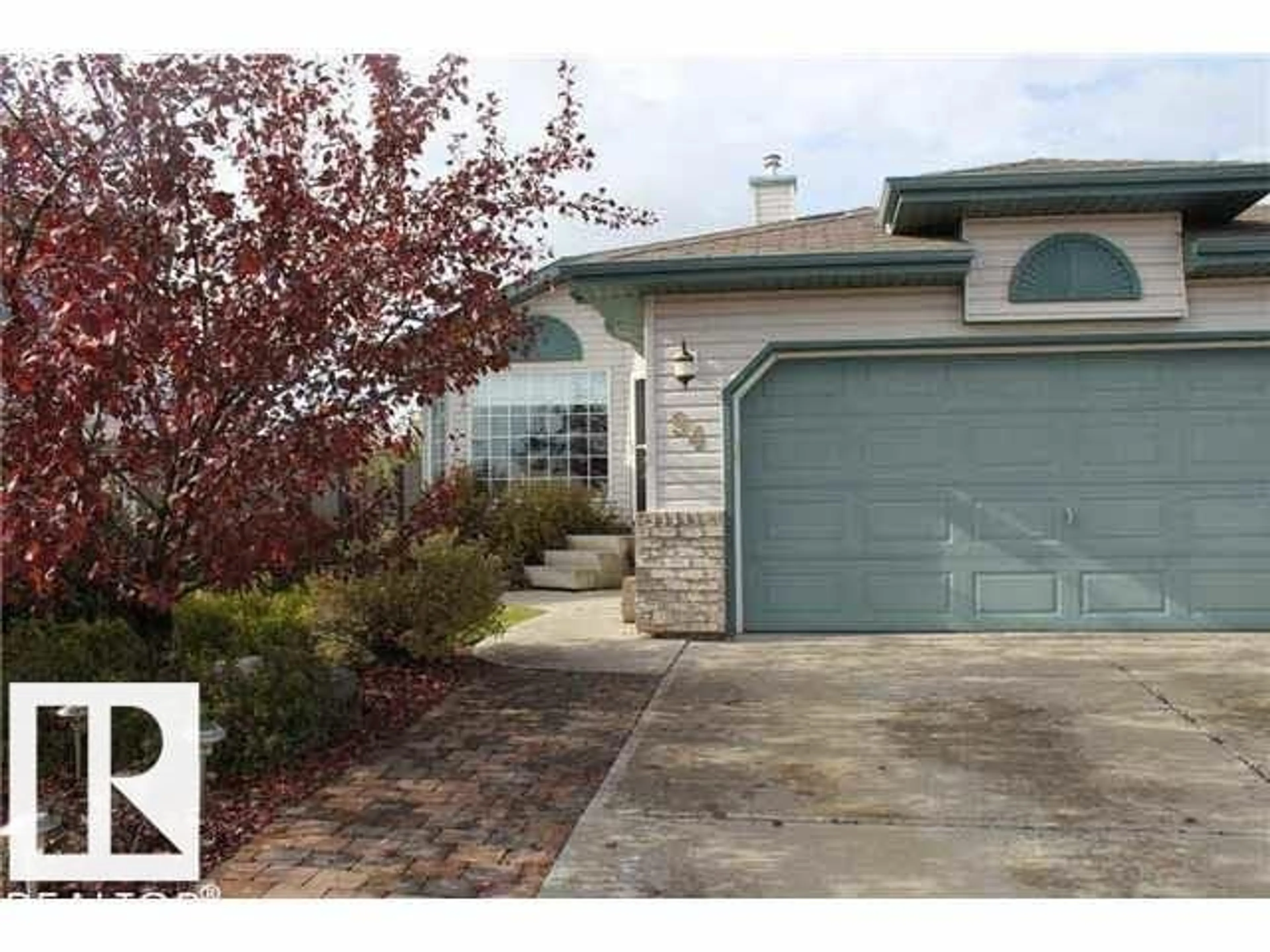 Home with vinyl exterior material, street for 94 DAWSON DR, Sherwood Park Alberta T8H2B1
