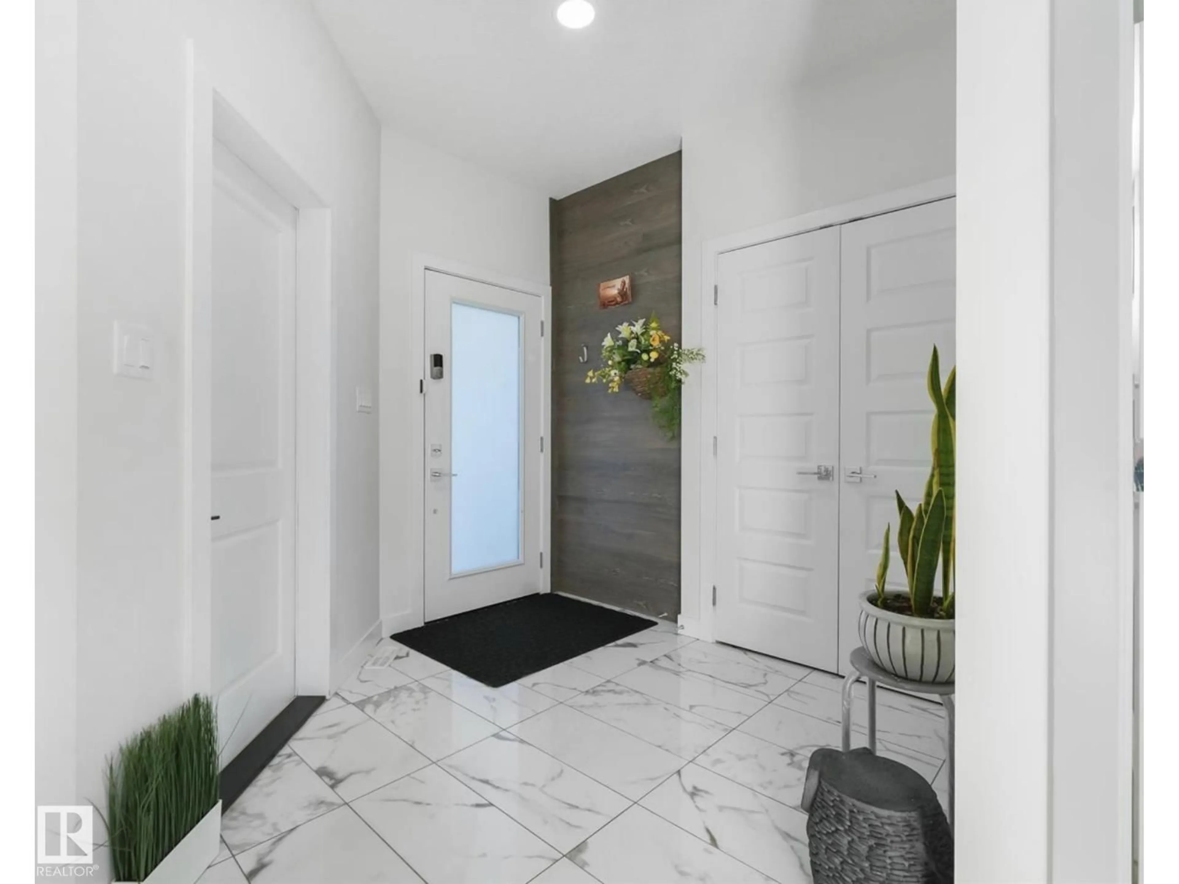 Indoor entryway for 8904 217 ST, Edmonton Alberta T5T7C4