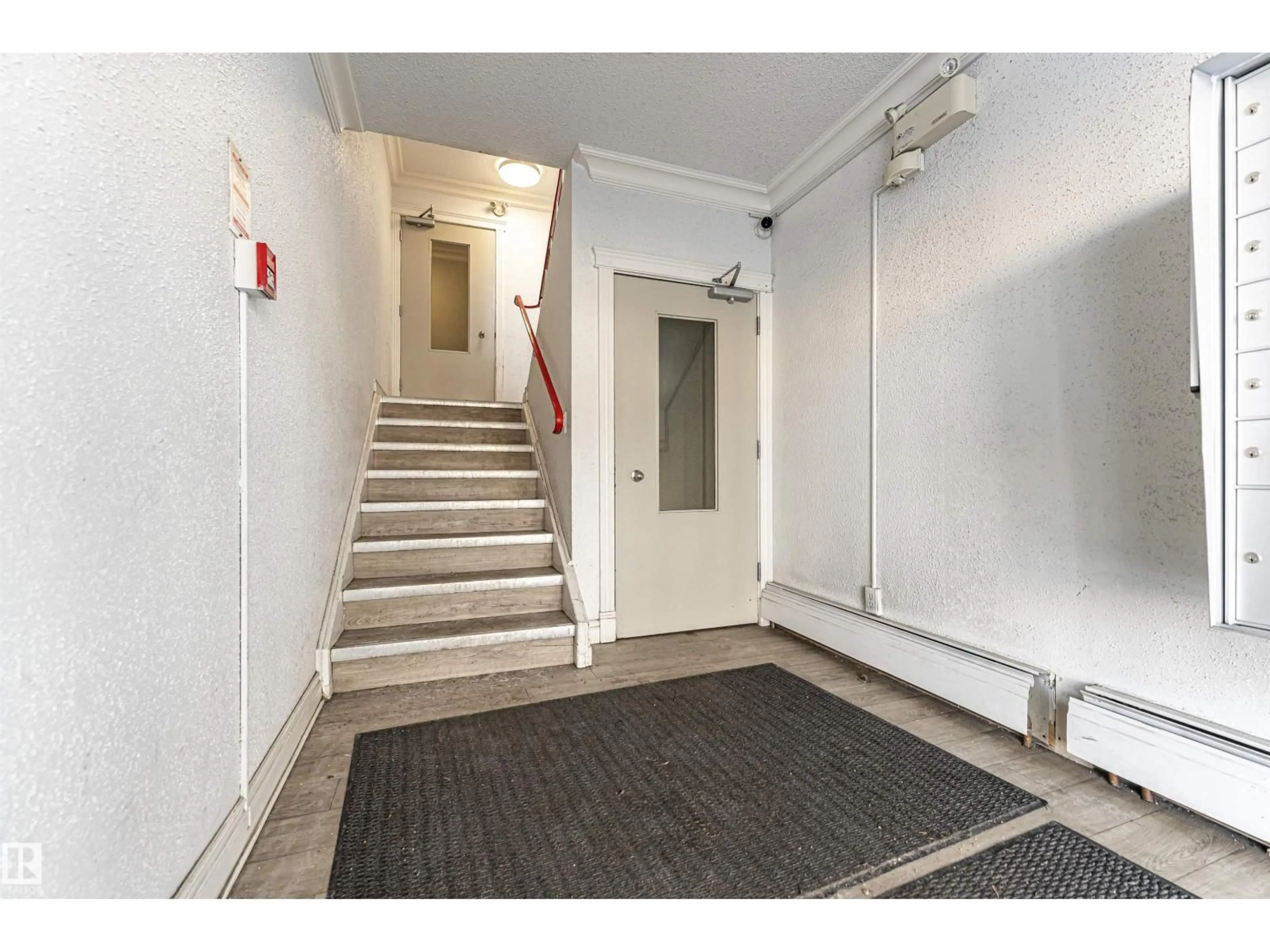 Indoor foyer for #102 - 10735 81 AV, Edmonton Alberta T6E1Y2