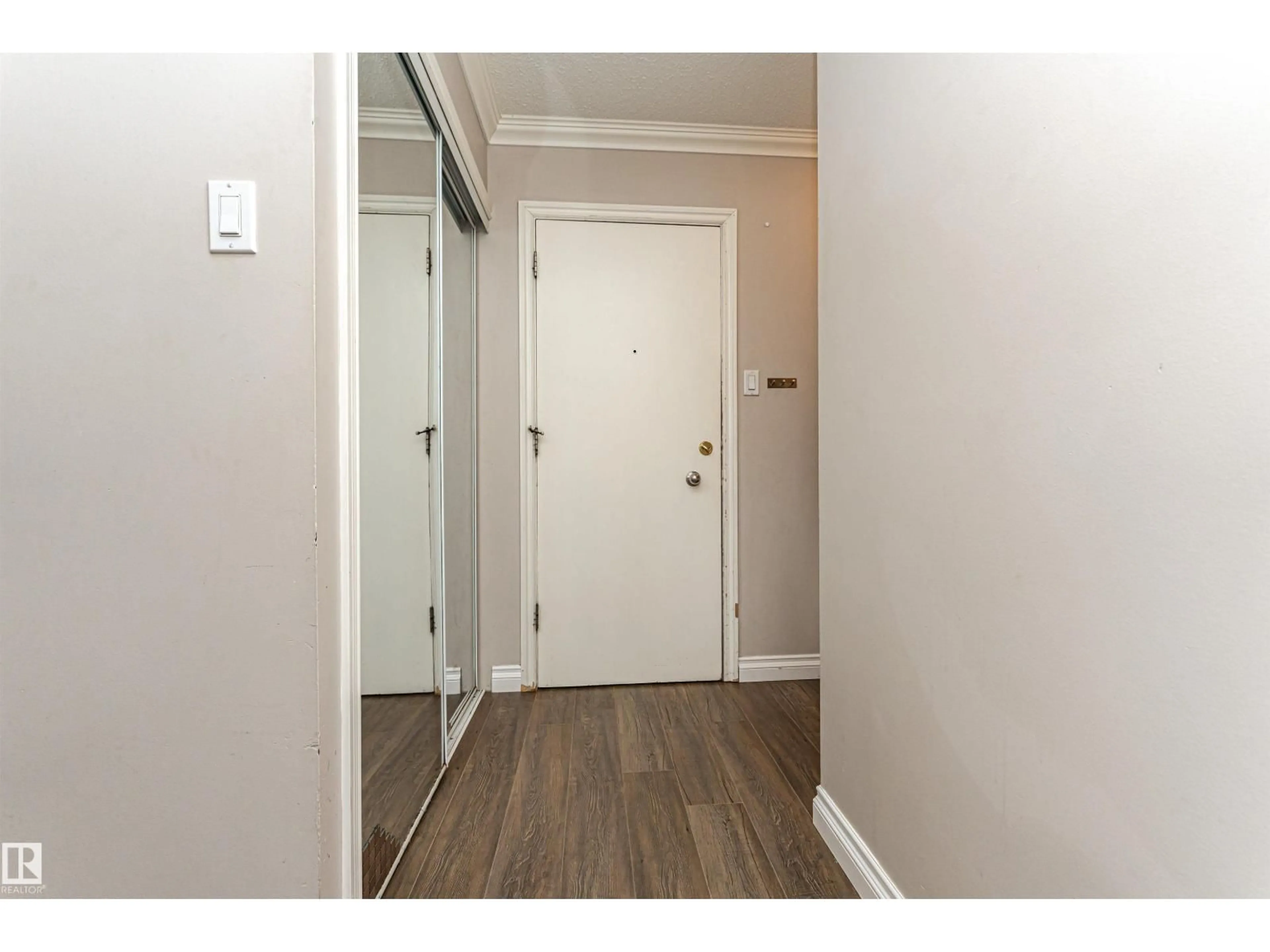 Indoor entryway for #102 - 10735 81 AV, Edmonton Alberta T6E1Y2