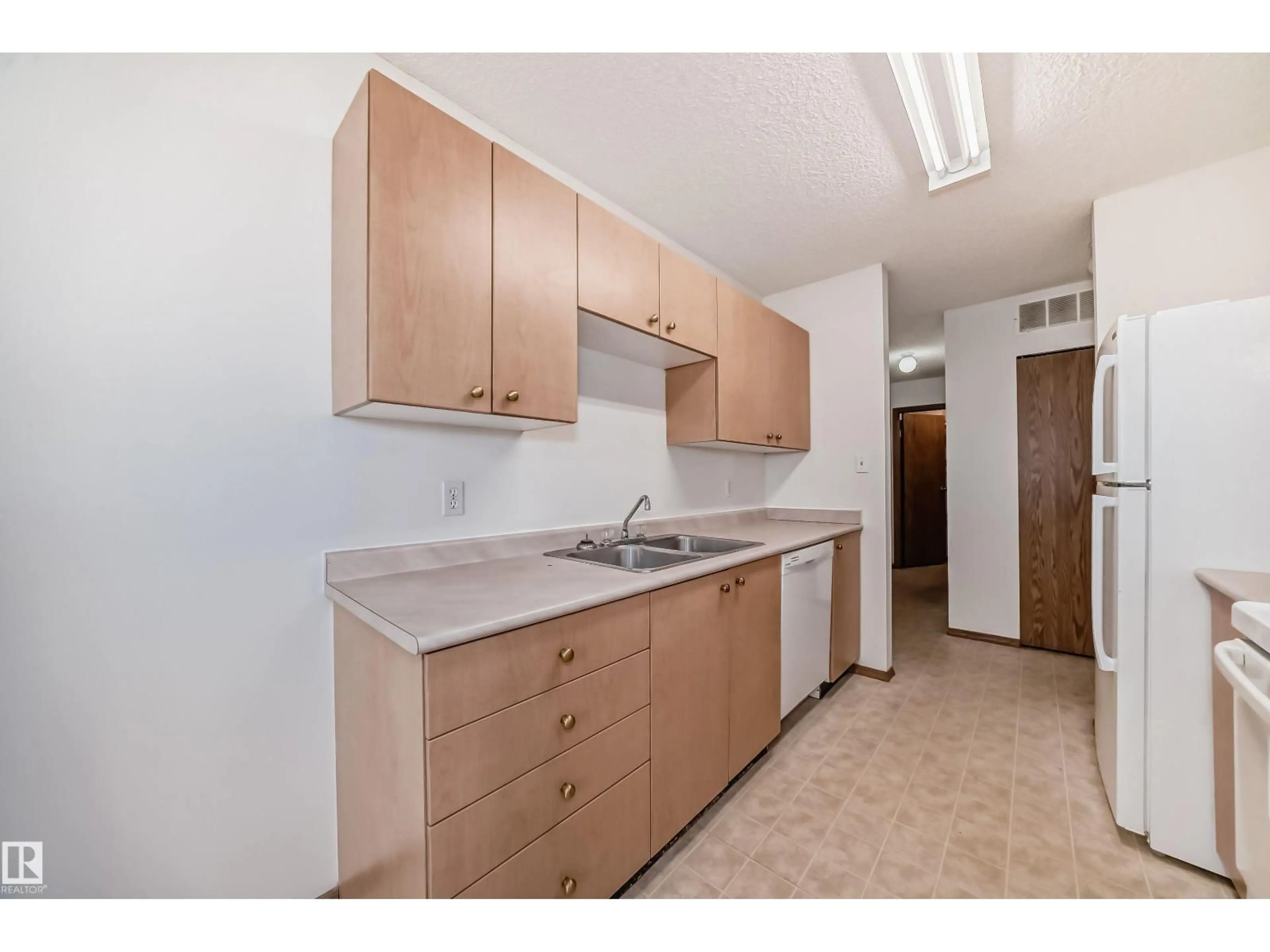 Standard kitchen, unknown for 620 KING ST, Spruce Grove Alberta T7X4K1