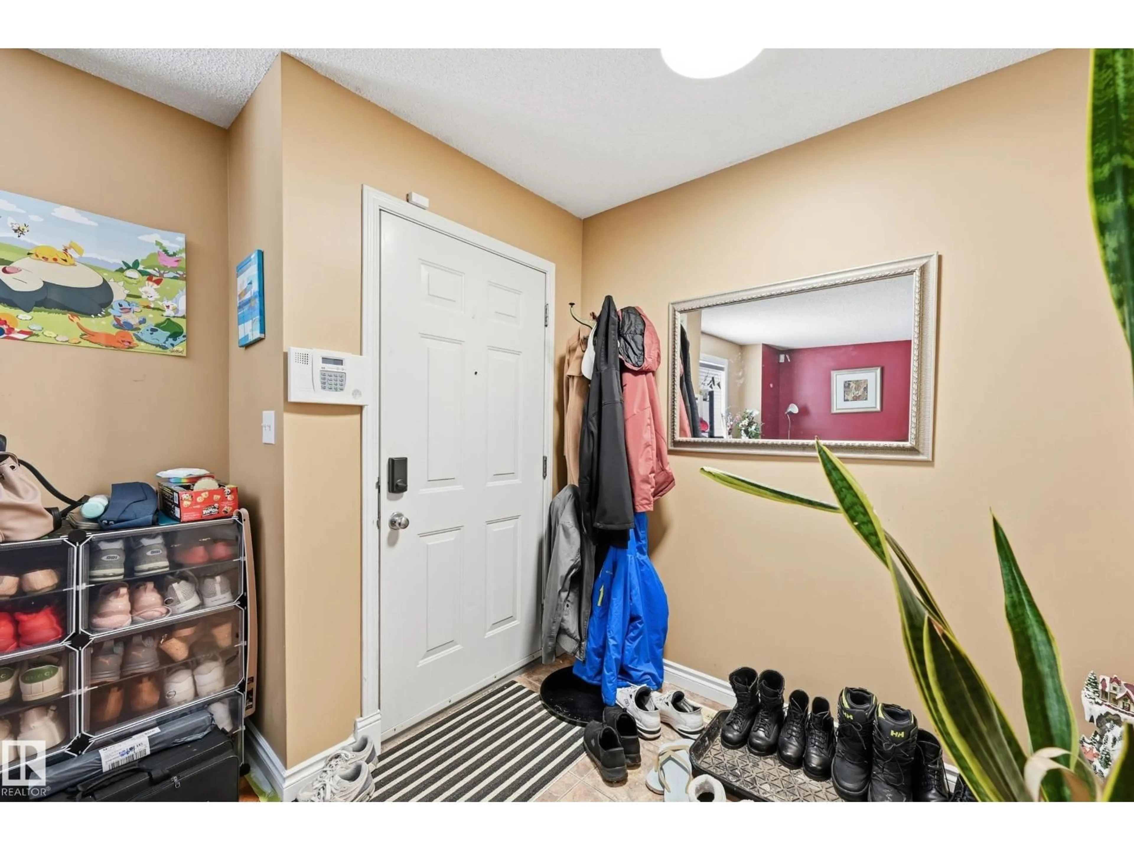 Indoor entryway for 3010 32 AV NW, Edmonton Alberta T6T1X1