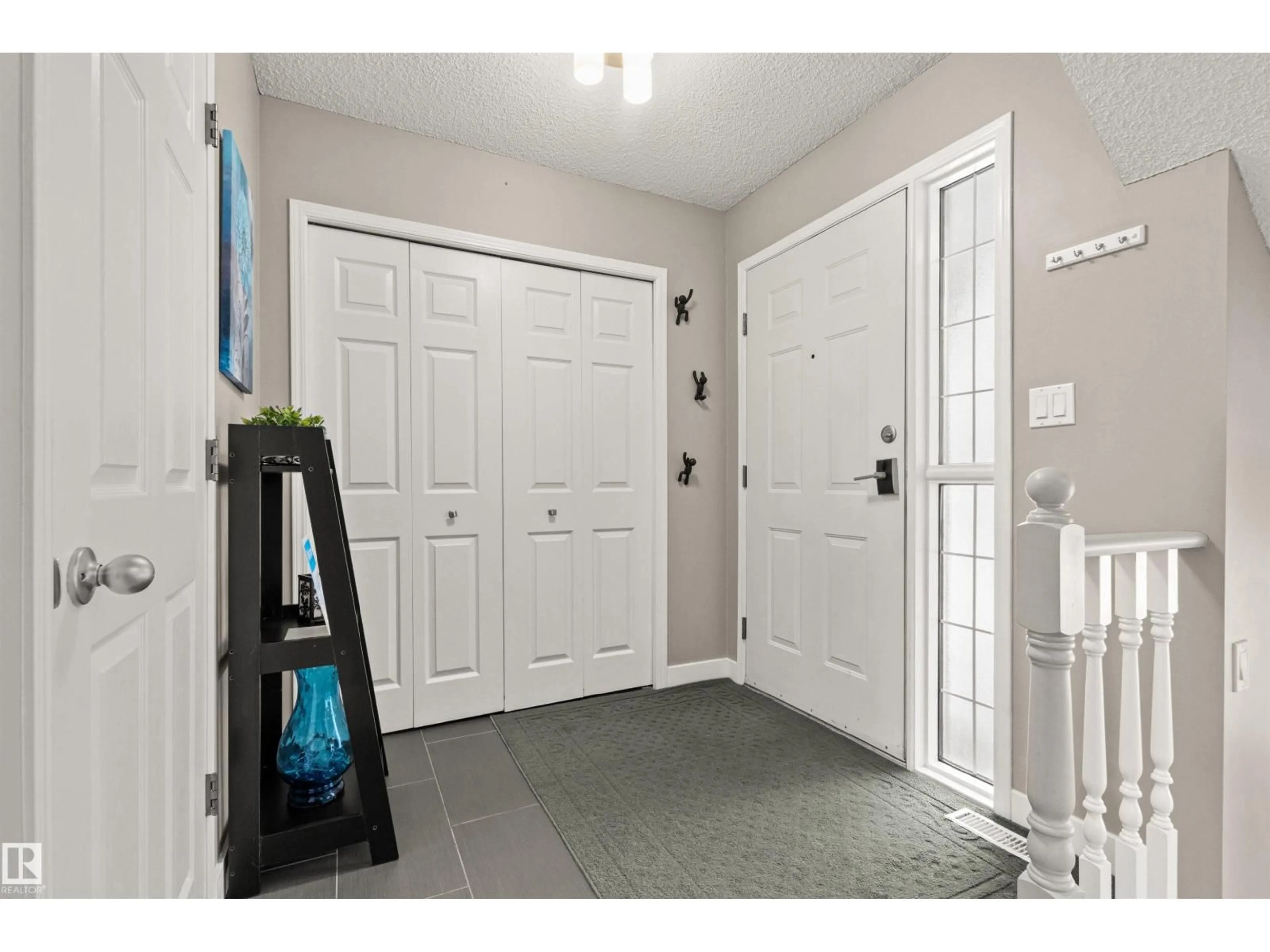 Indoor entryway for 406 BRECKENRIDGE LN, Edmonton Alberta T5T6E3