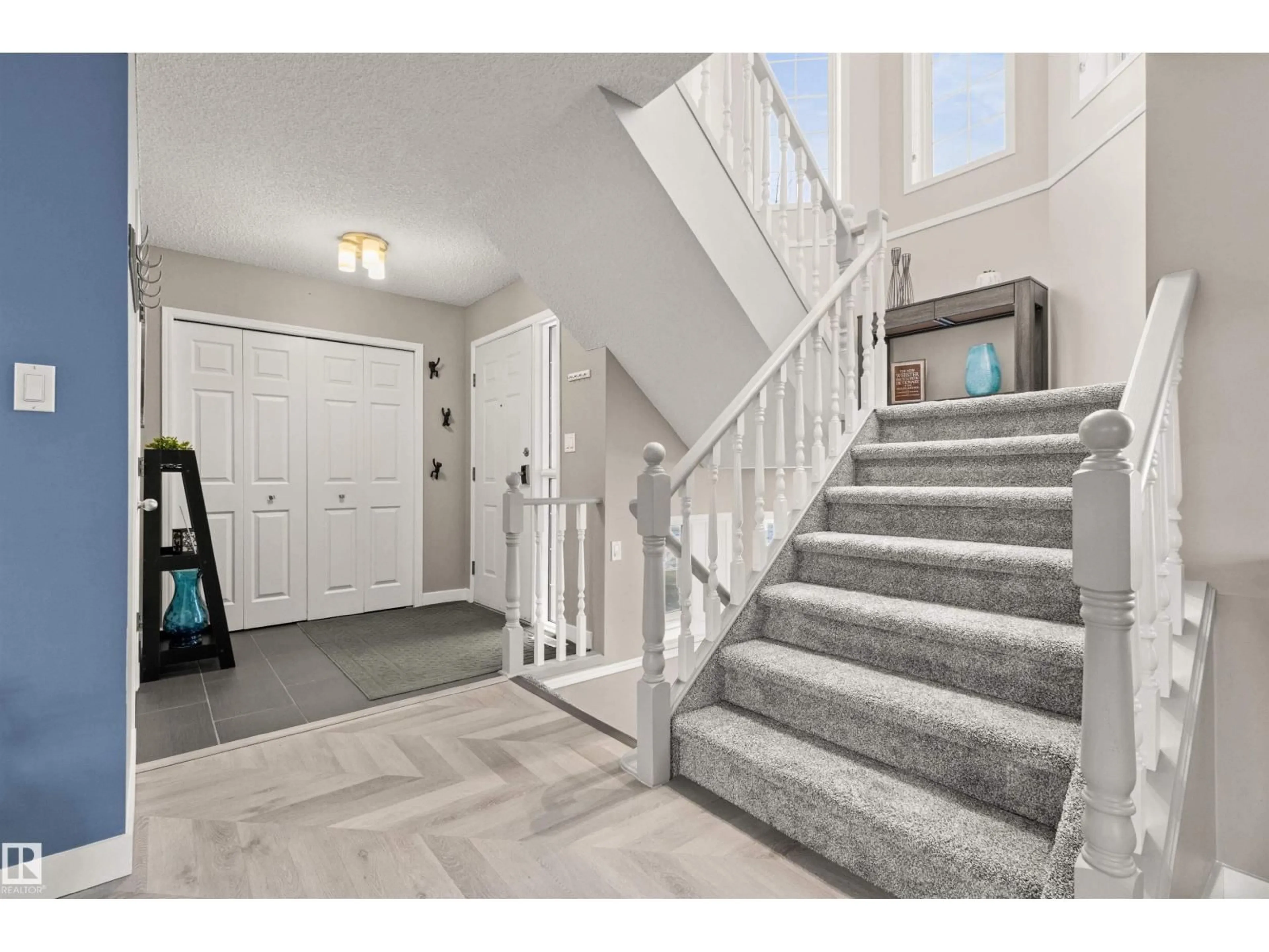 Indoor entryway for 406 BRECKENRIDGE LN, Edmonton Alberta T5T6E3