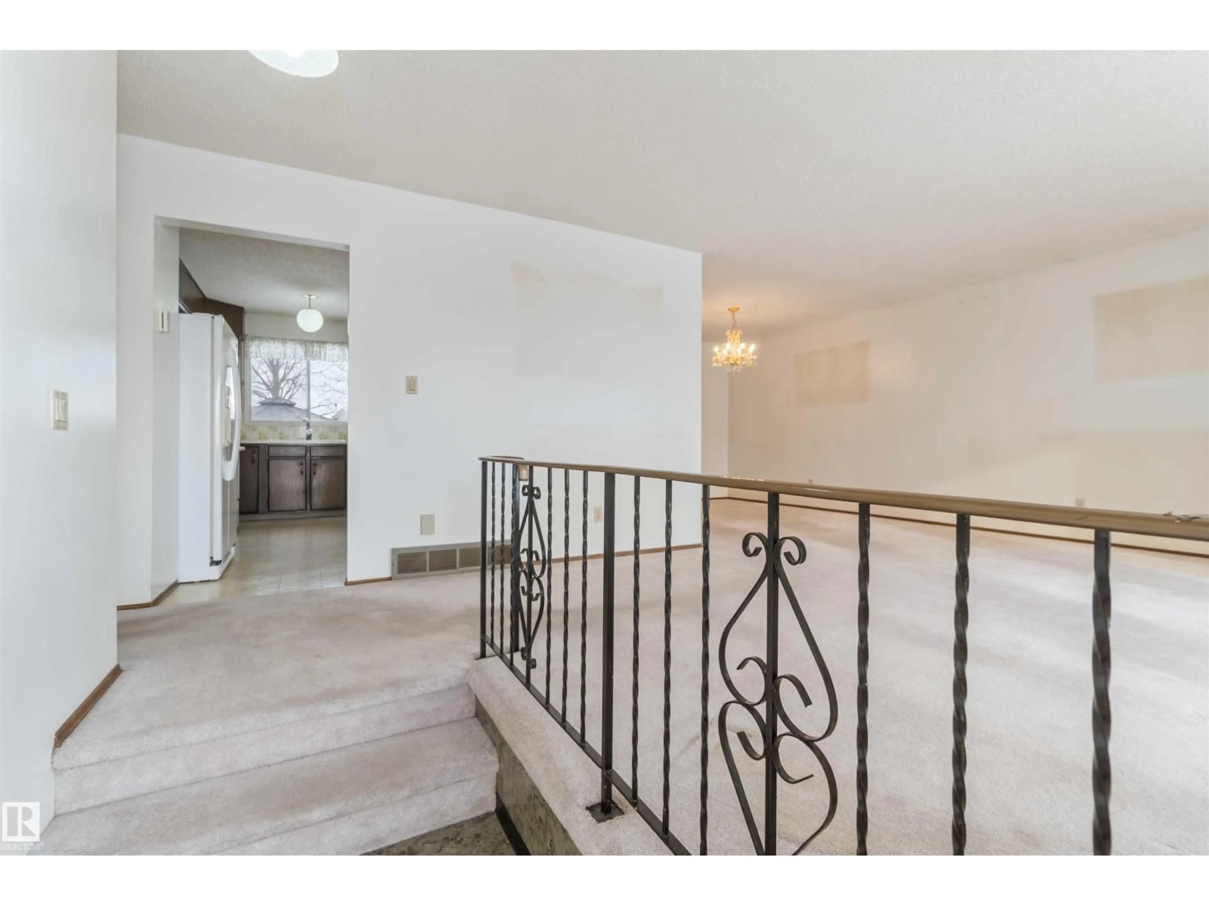 Indoor foyer for 4130 134A AV, Edmonton Alberta T5A2N5