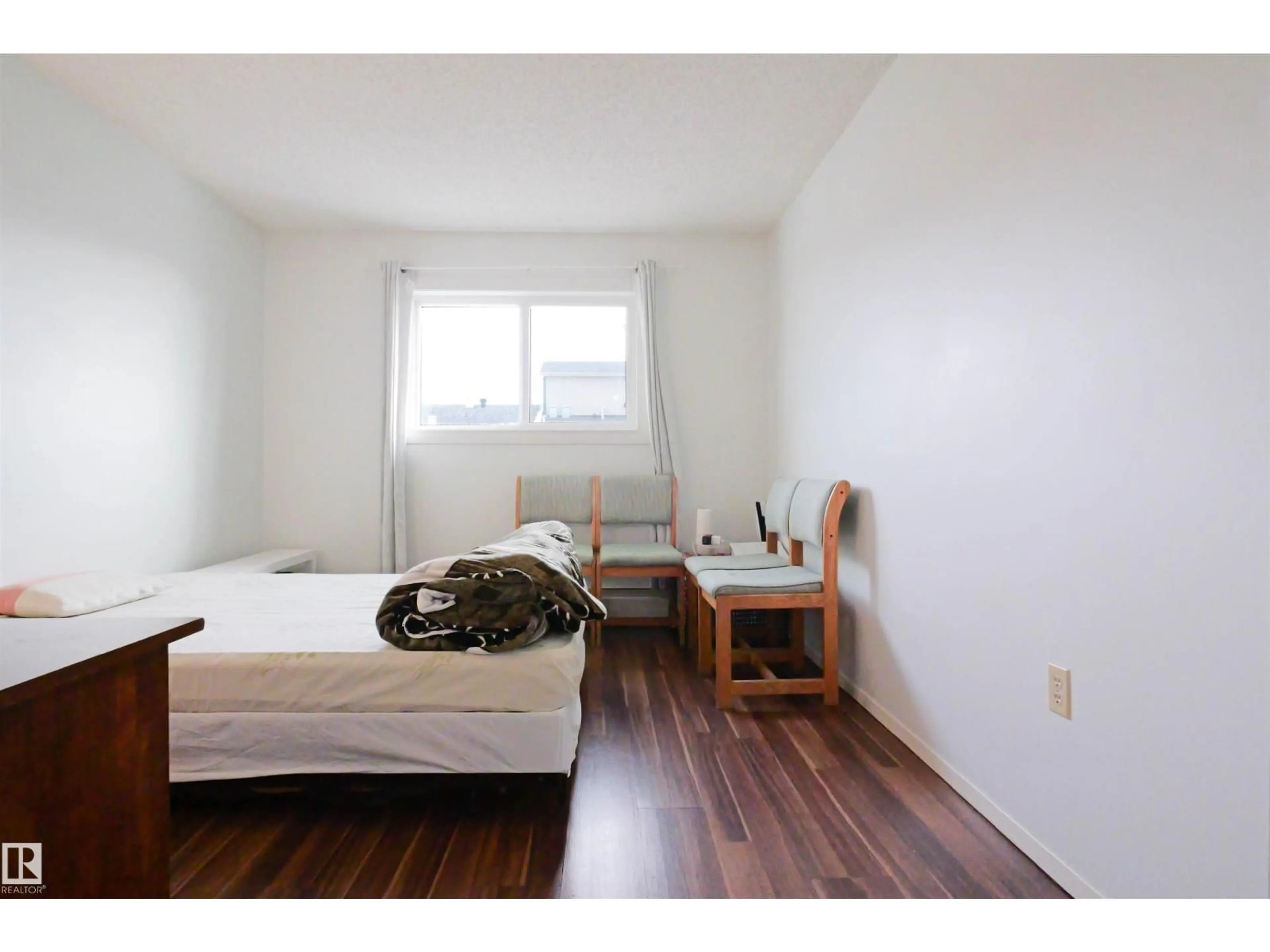 A pic of a room for 401 - 1624 48 ST, Edmonton Alberta T6L5P1