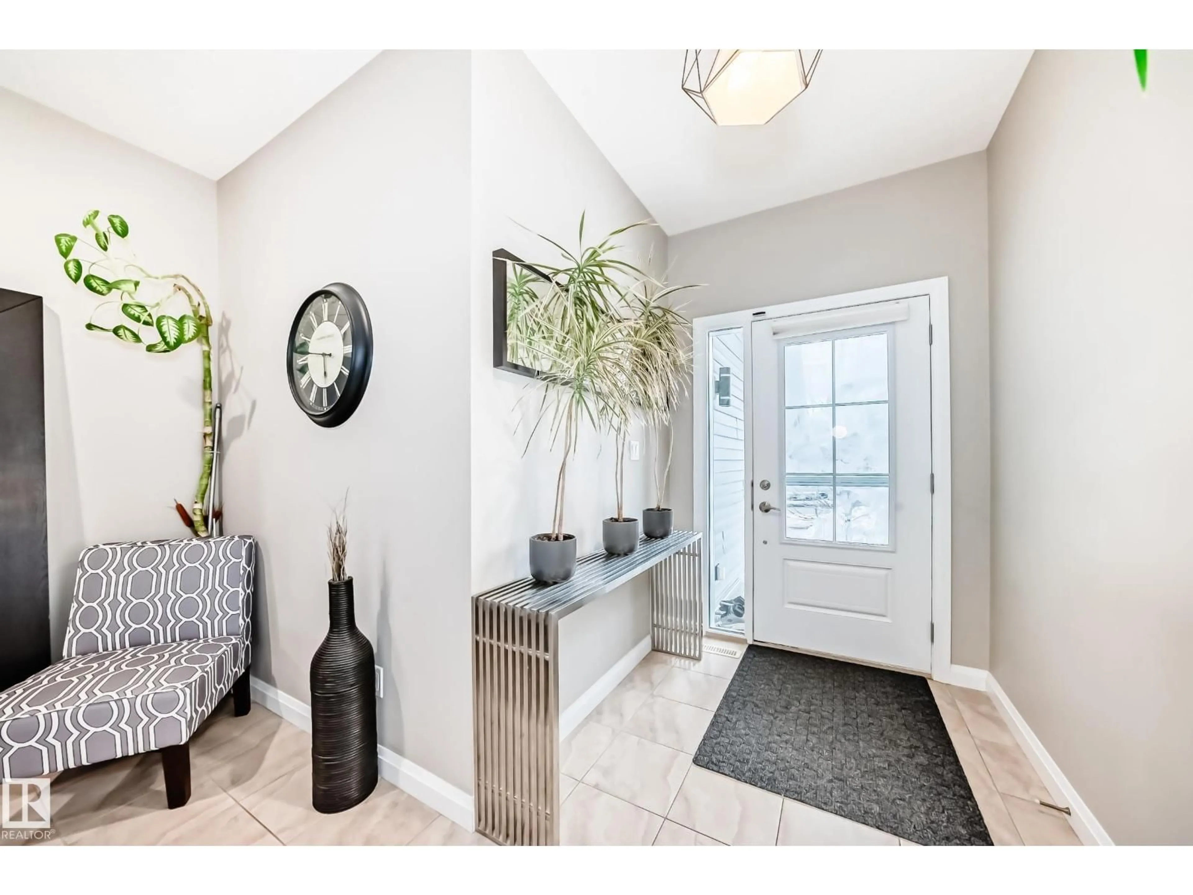 Indoor entryway for 7014 170A AV, Edmonton Alberta T5Z0G9