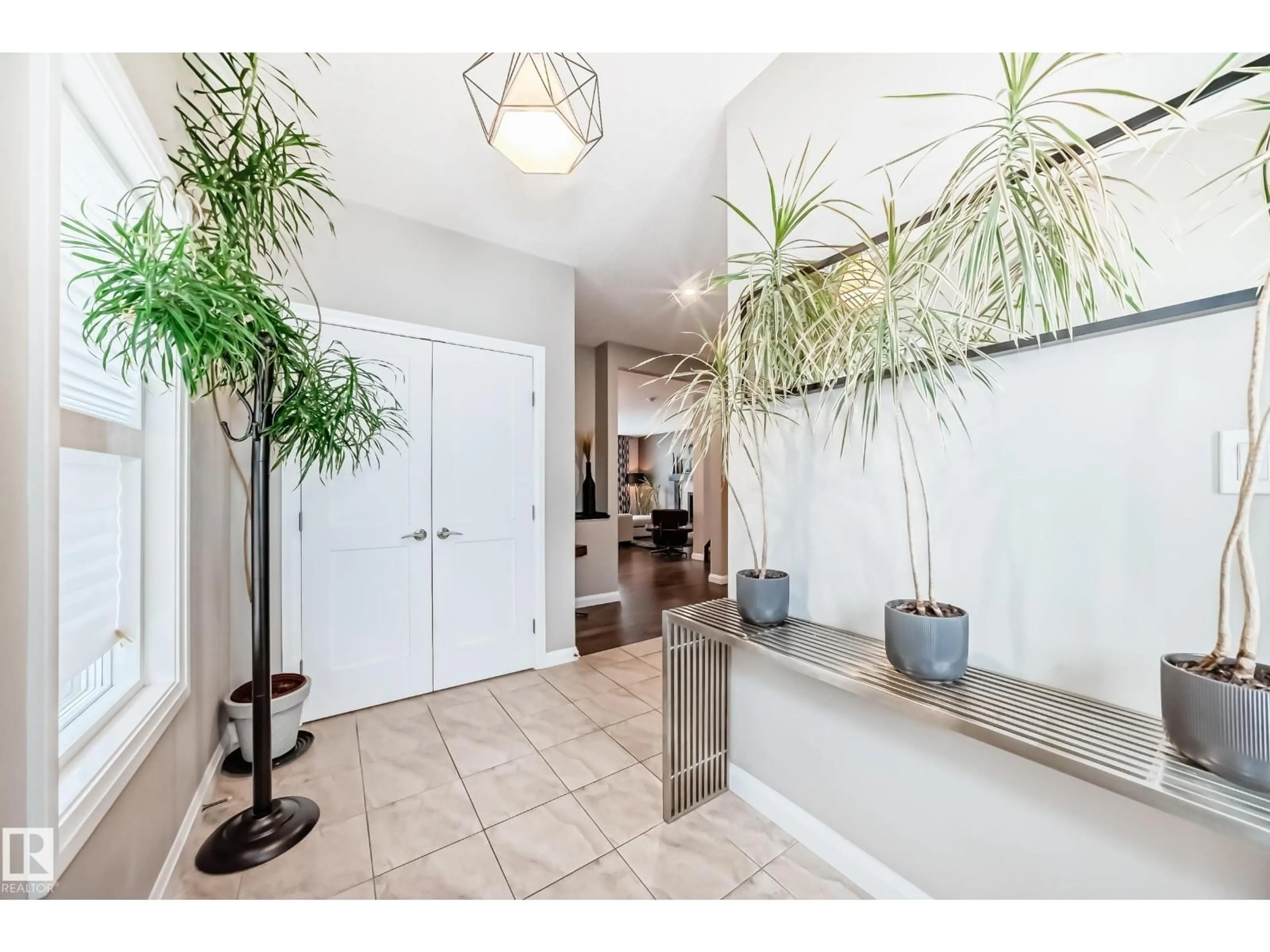 Indoor entryway for 7014 170A AV, Edmonton Alberta T5Z0G9