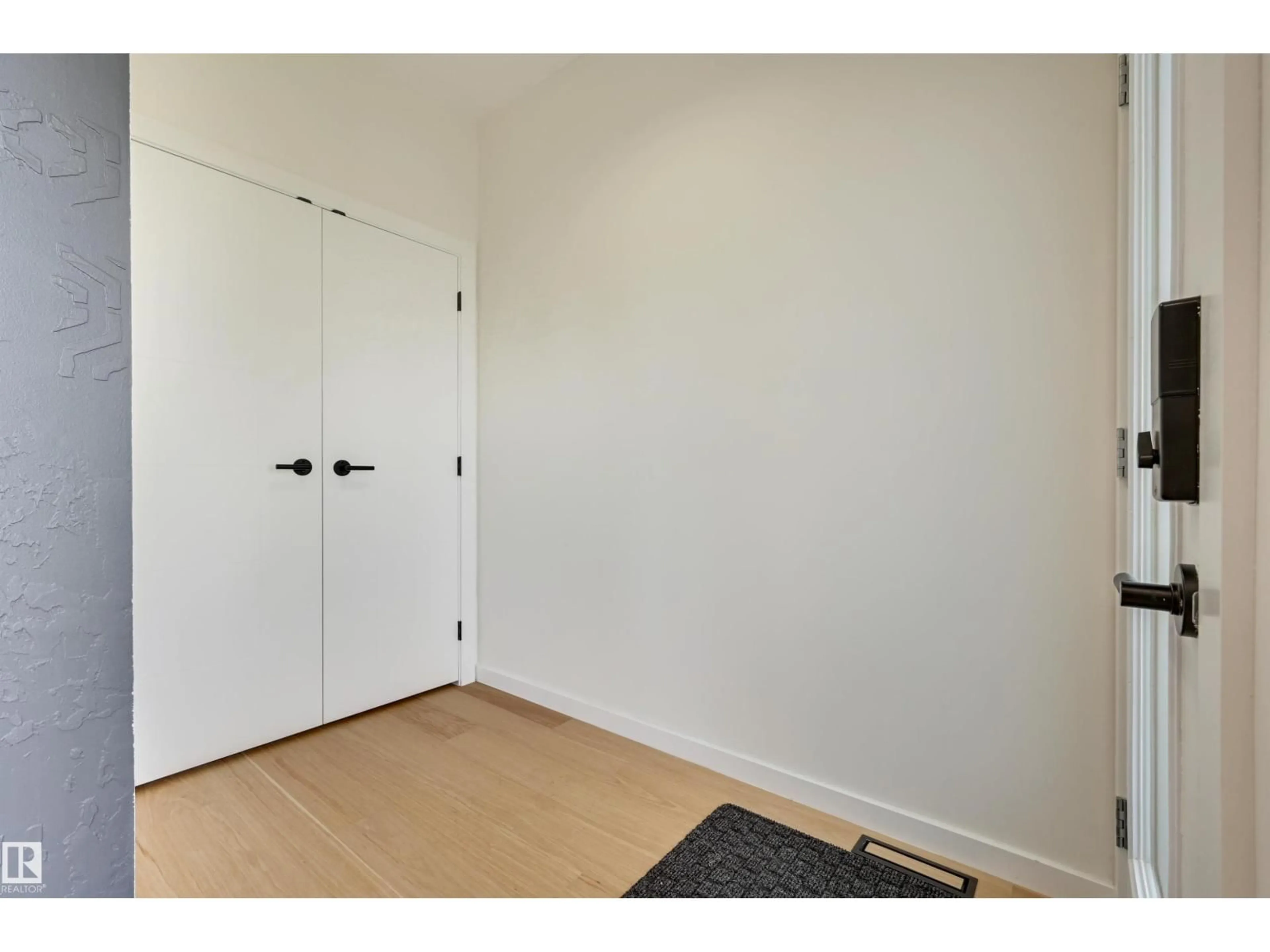 Indoor entryway for 13809 BUENA VISTA RD, Edmonton Alberta T5R5R9