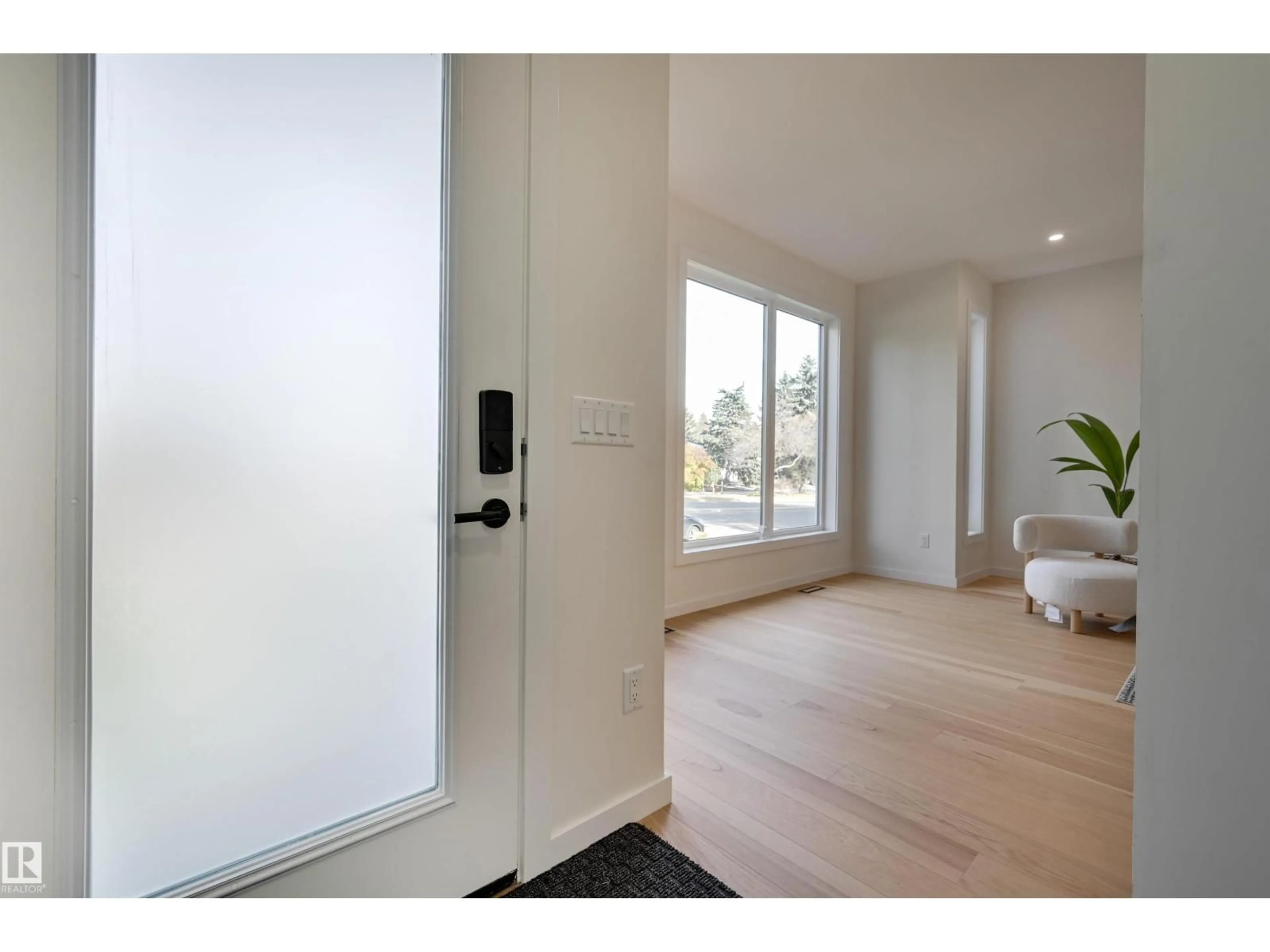 Indoor entryway for 13809 BUENA VISTA RD, Edmonton Alberta T5R5R9