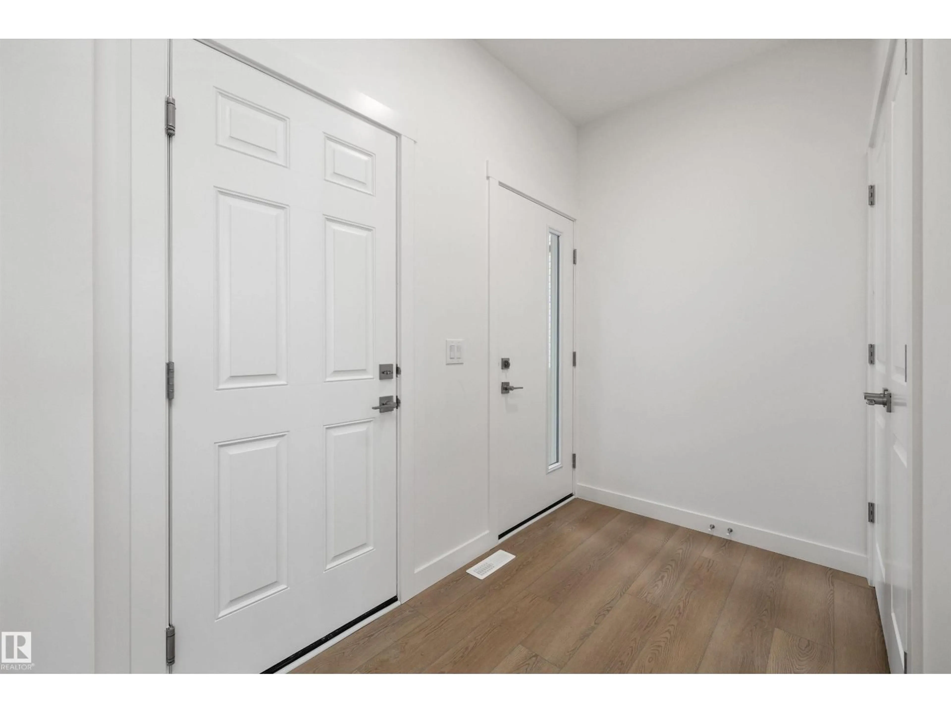 Indoor entryway for 20820 40 AV, Edmonton Alberta T6M3G1