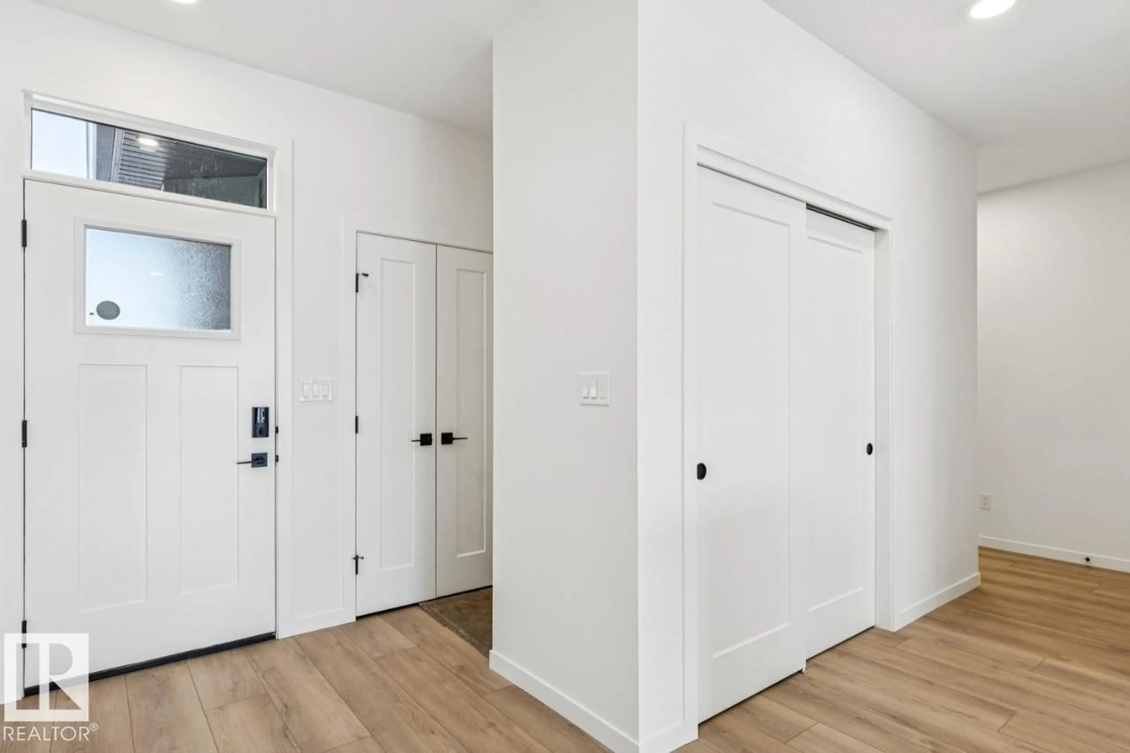 Indoor entryway for 22927 80 AV, Edmonton Alberta T5T5X7