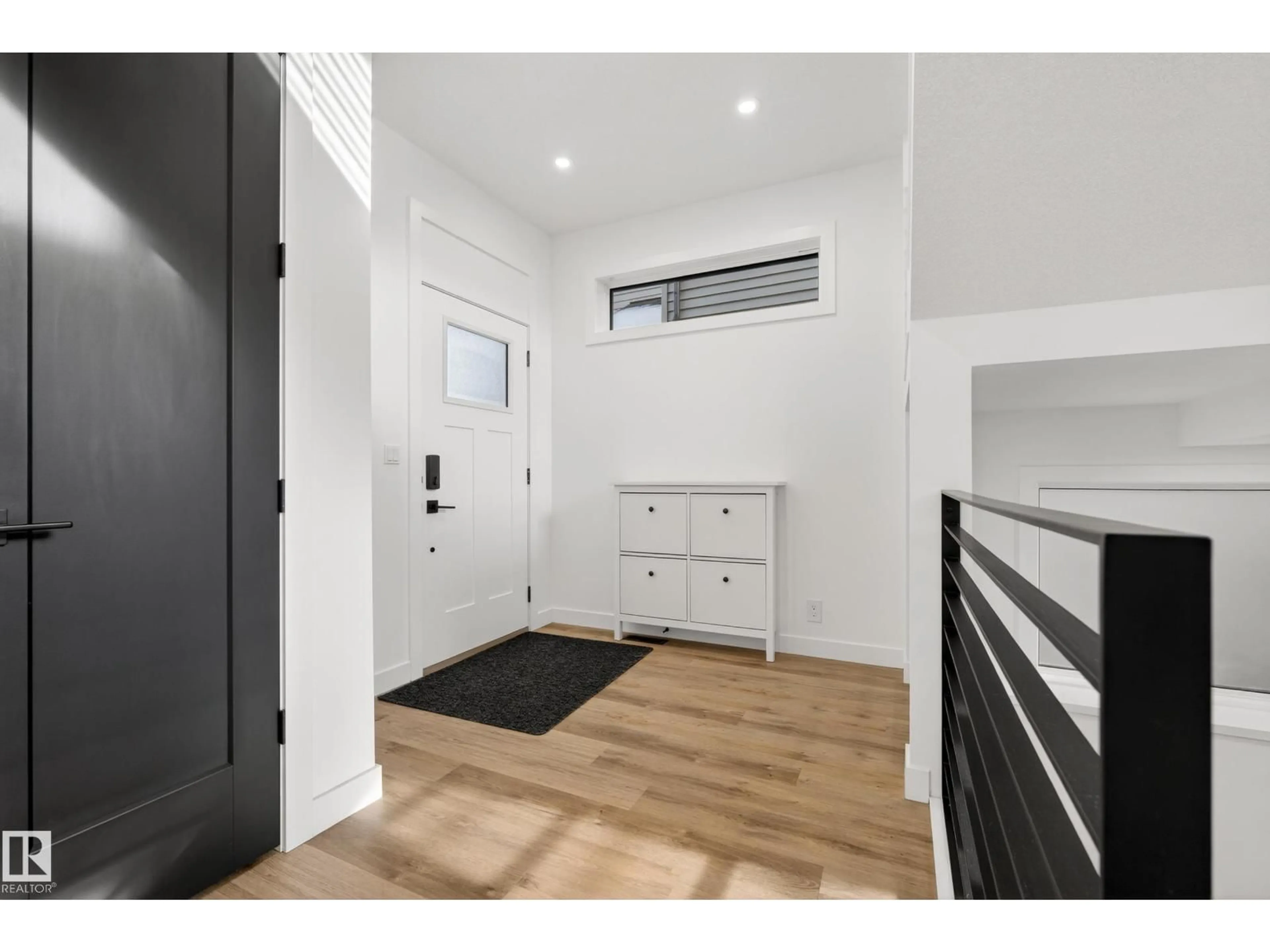 Indoor entryway for 100 ABERDEEN CR, Sherwood Park Alberta T8H2X3