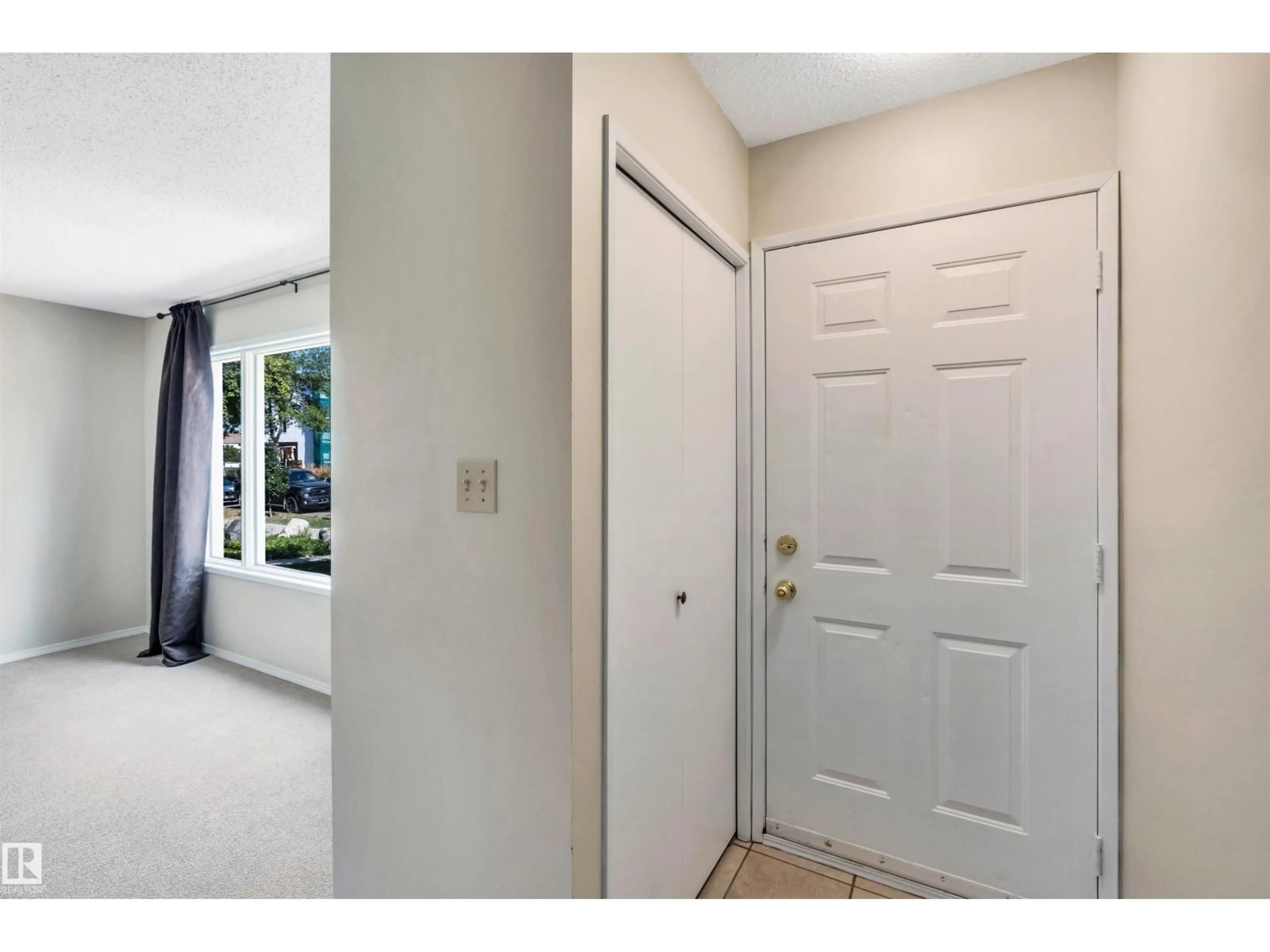 Indoor entryway for 10228 152 ST, Edmonton Alberta T5P1Y2