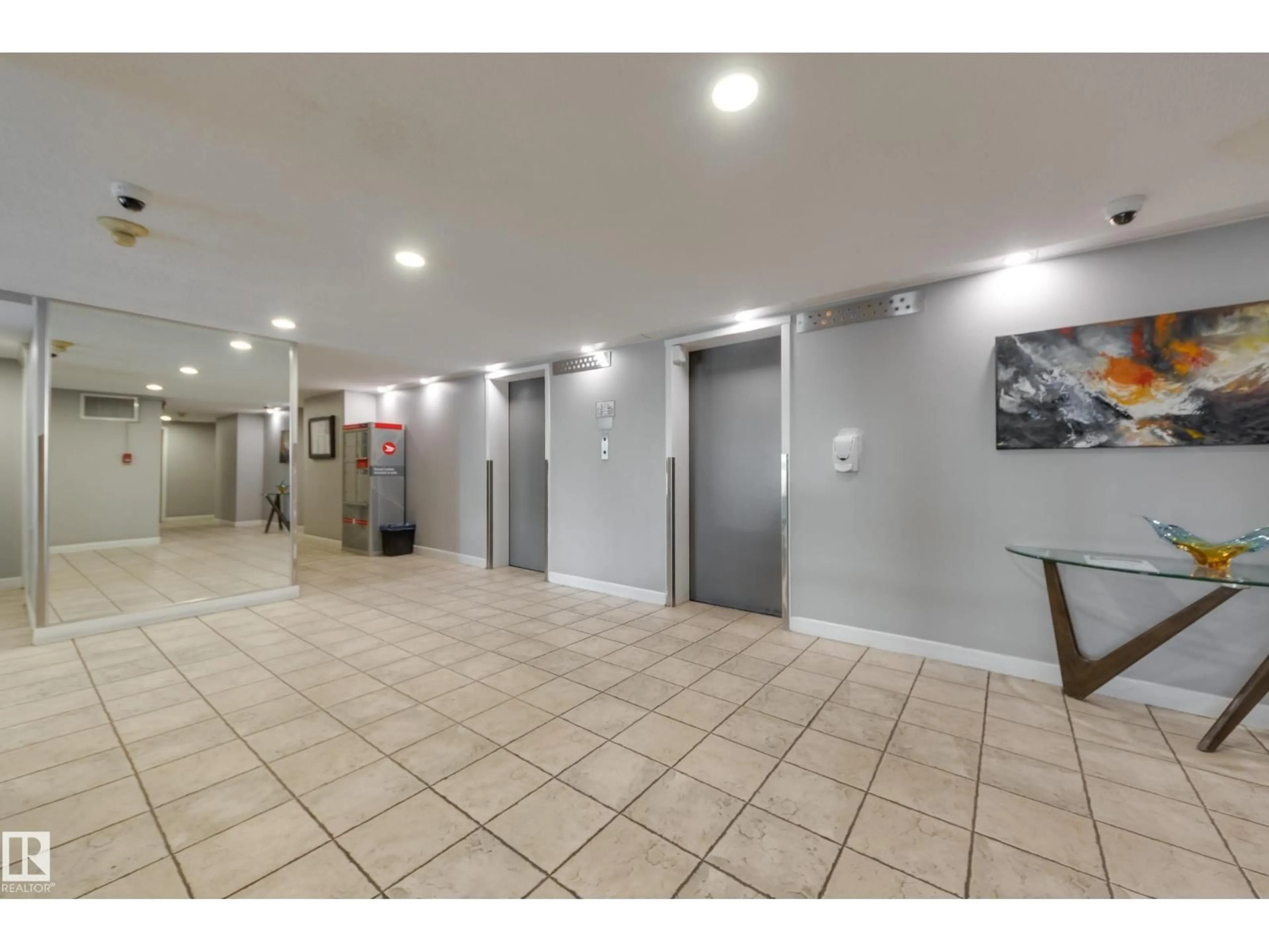 Indoor foyer for 1503 JASPER AV NW, Edmonton Alberta T5N3K7
