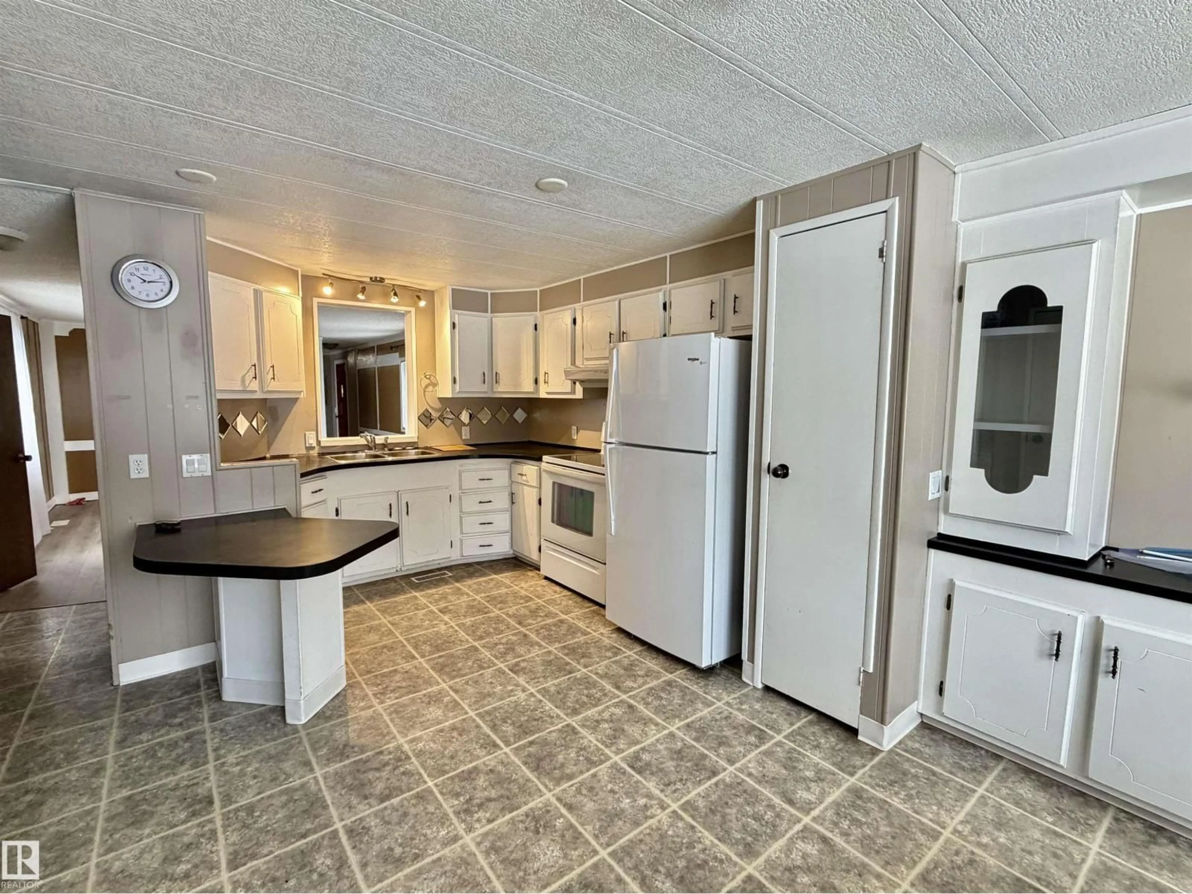 Standard kitchen, ceramic/tile floor for 32 5002 56 AV, Drayton Valley Alberta T7A1M5