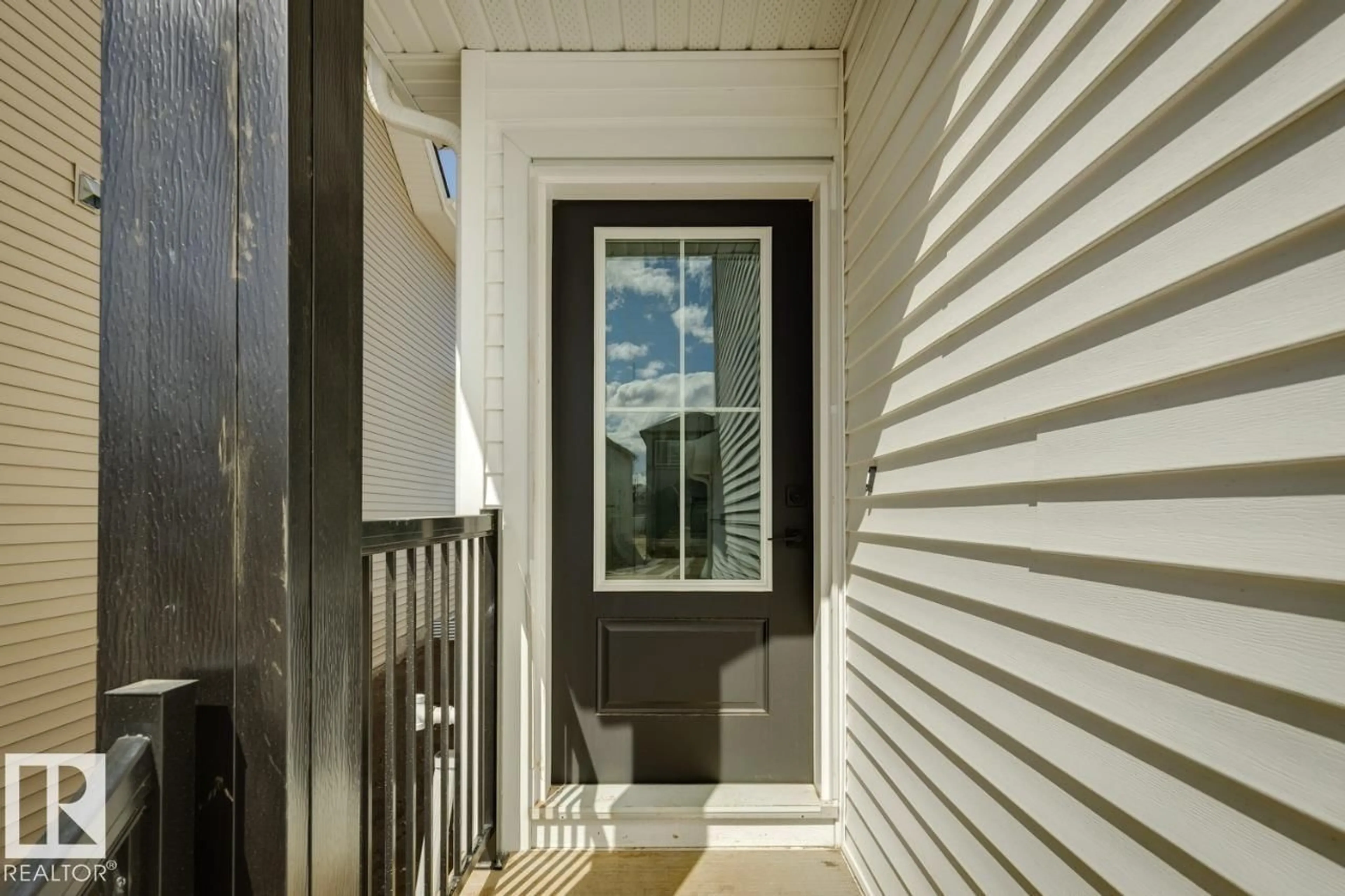 Indoor entryway for 22404 90 AV, Edmonton Alberta T5T7X2