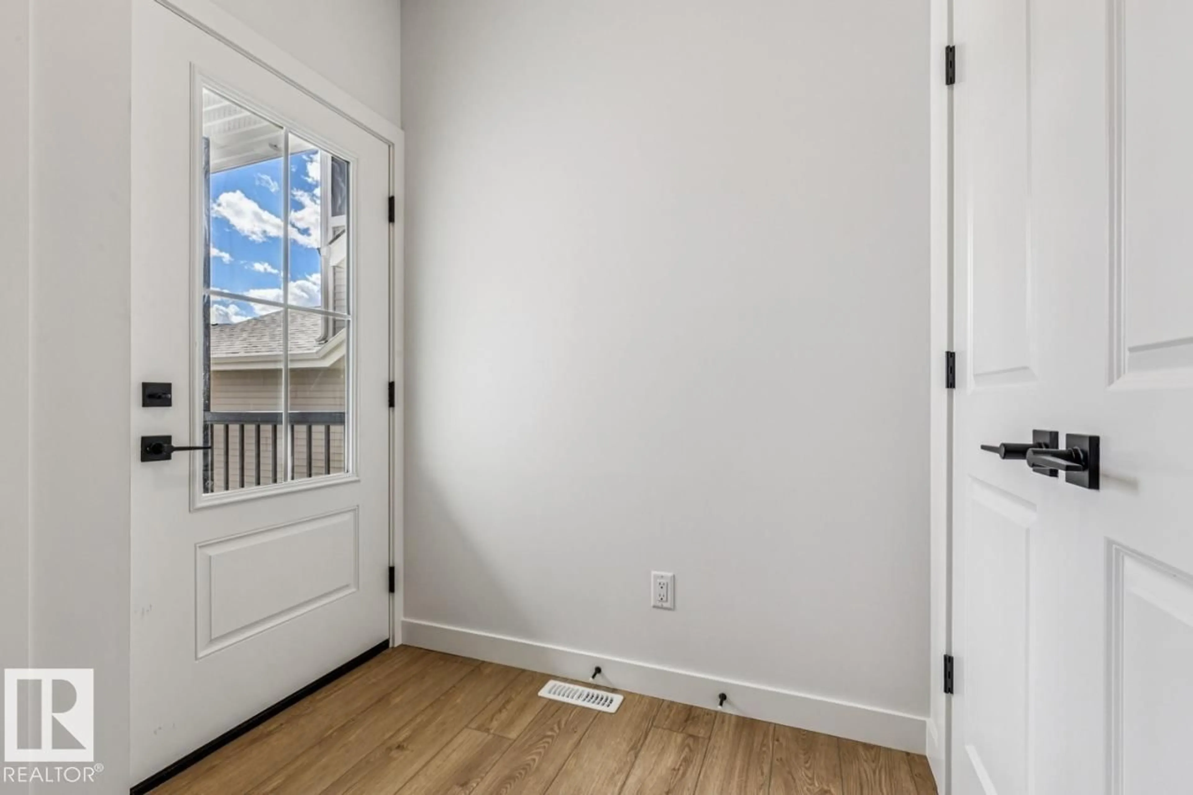 Indoor entryway for 22404 90 AV, Edmonton Alberta T5T7X2
