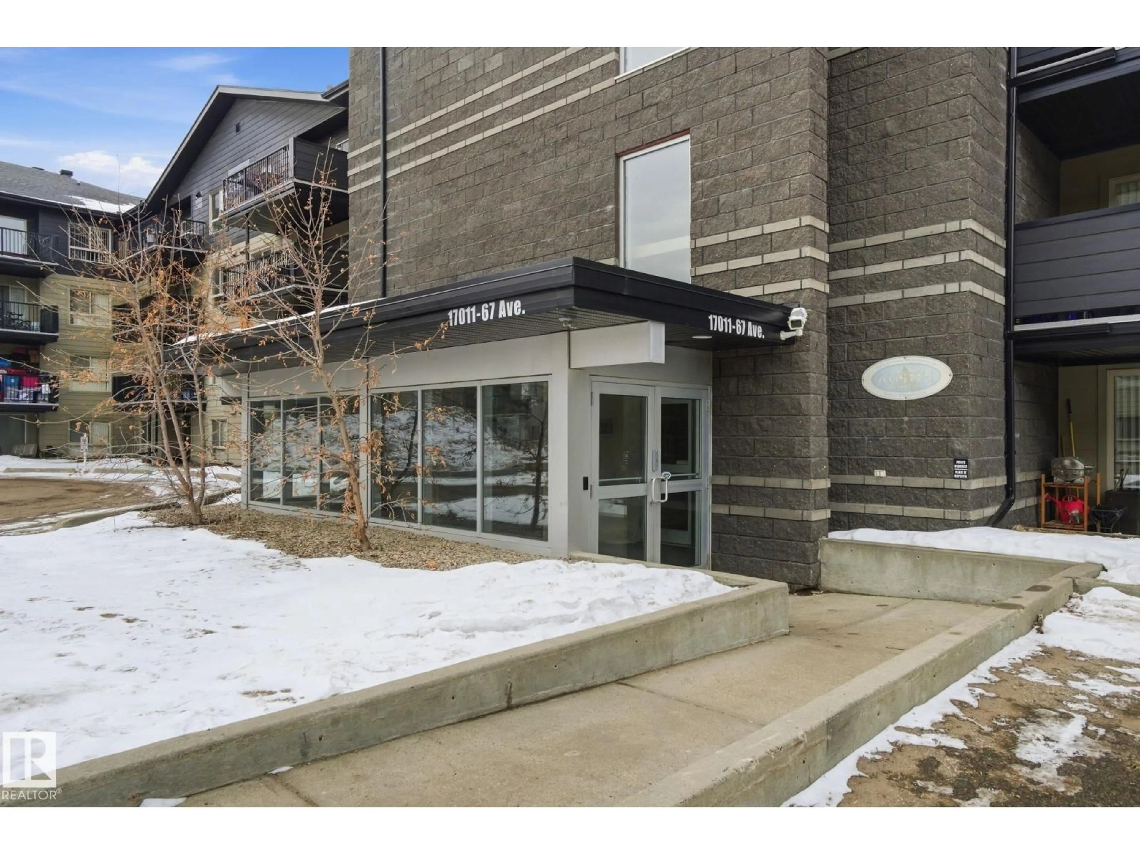 Indoor foyer for #424 - 17011 67 AV NW, Edmonton Alberta T5T6Y6