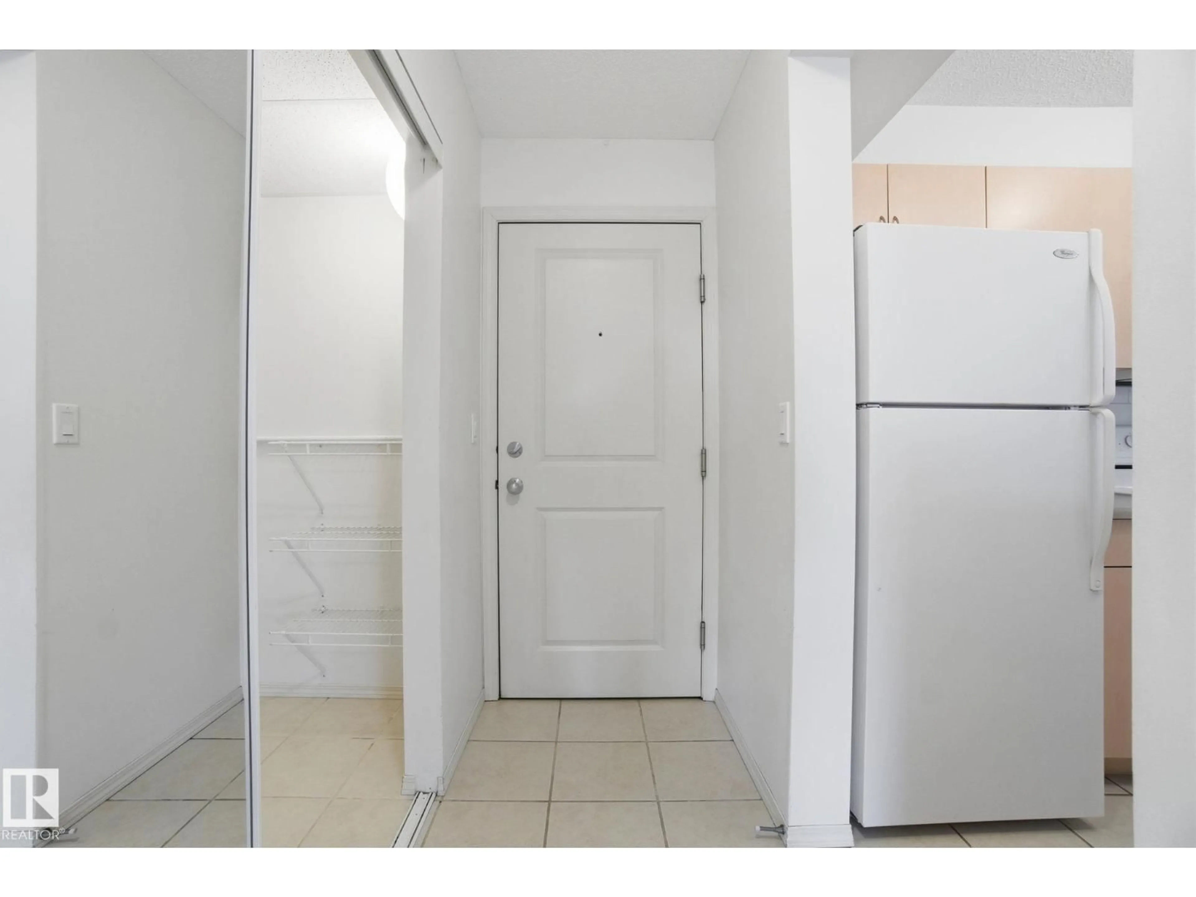 Indoor entryway for #424 - 17011 67 AV NW, Edmonton Alberta T5T6Y6