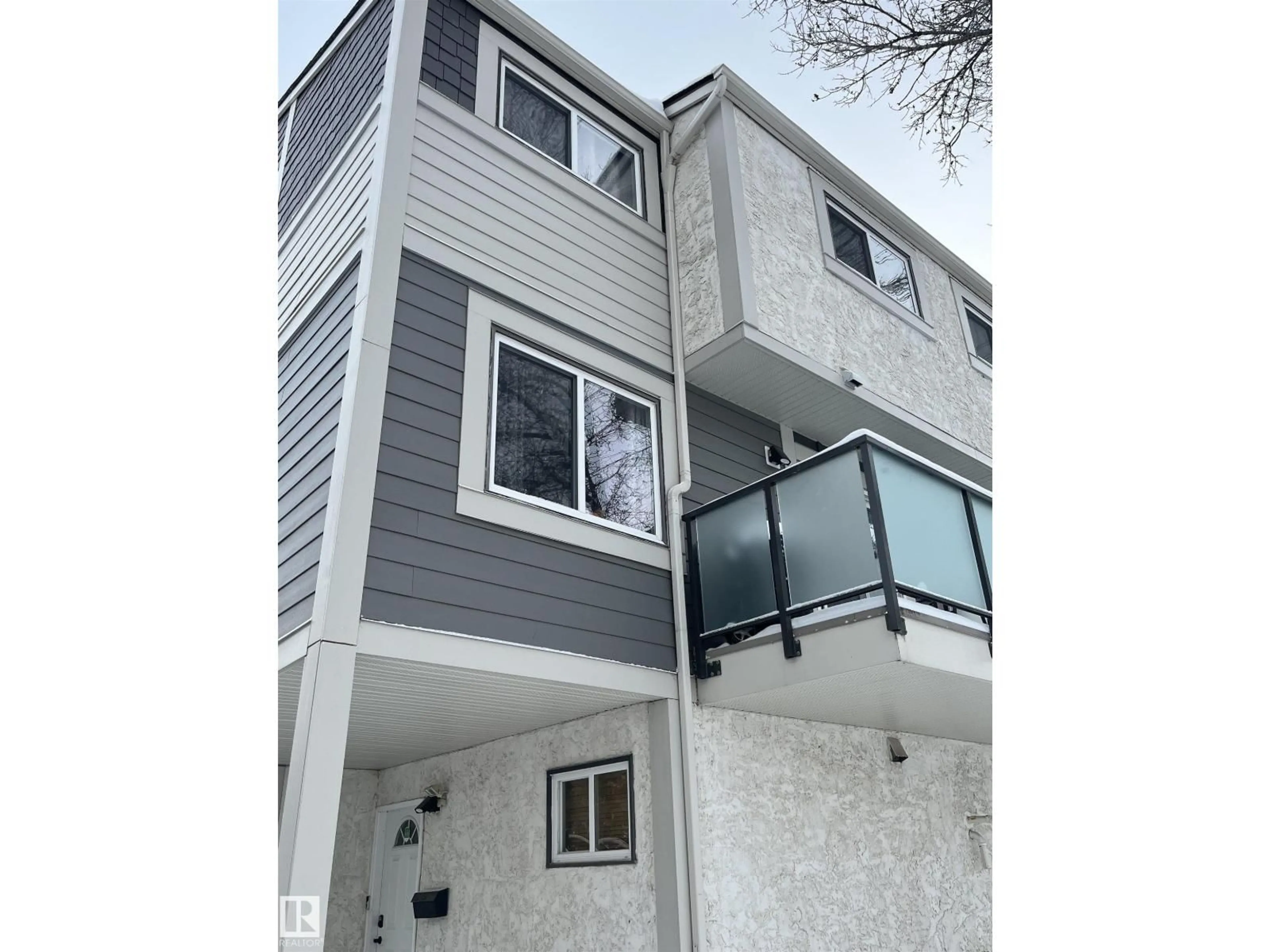 Home with vinyl exterior material, street for NW - 322 WILLOW CO, Edmonton Alberta T5T2K7
