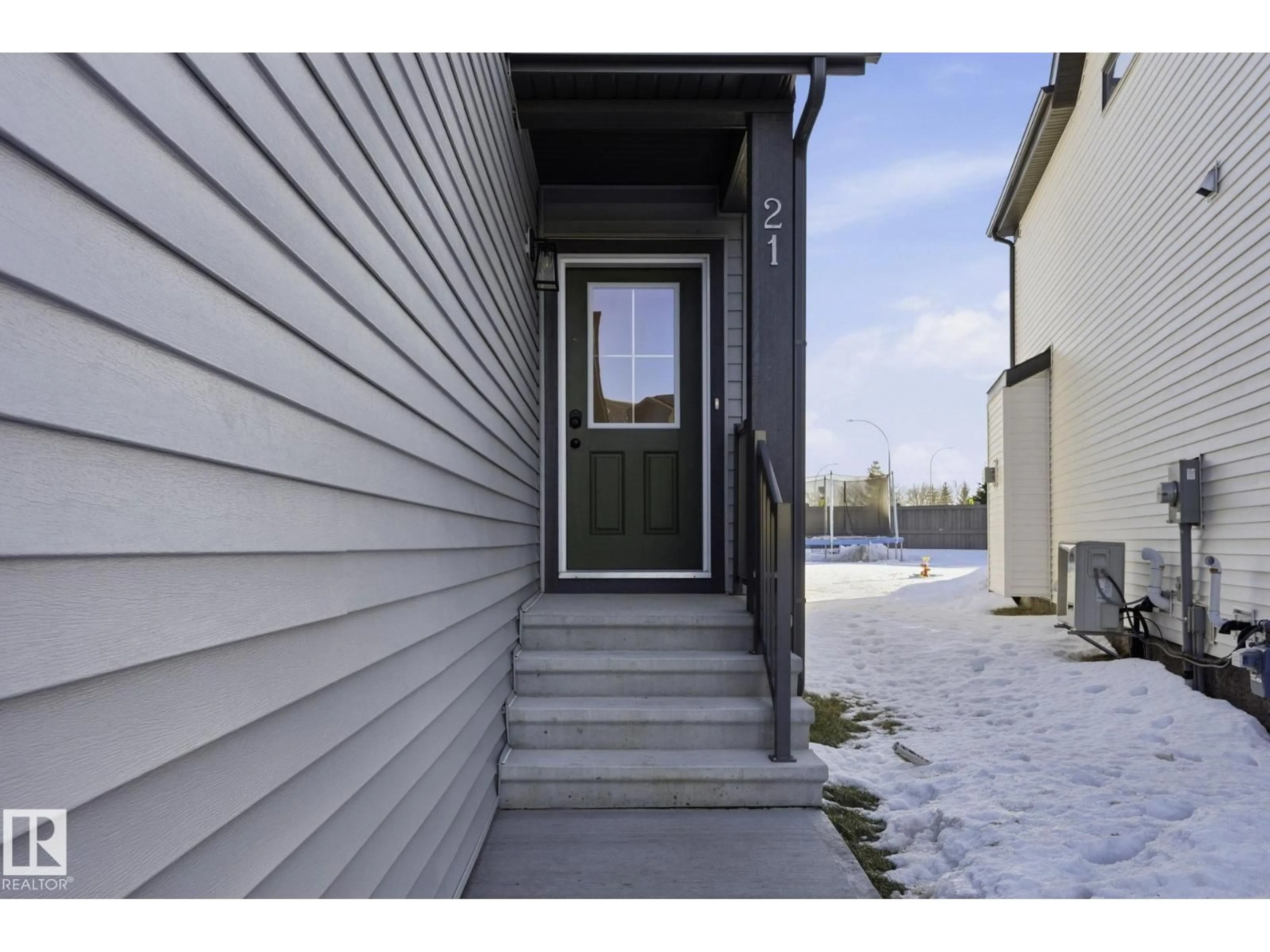 Indoor entryway for 21 NETTLE CR, St. Albert Alberta T8N7Z8