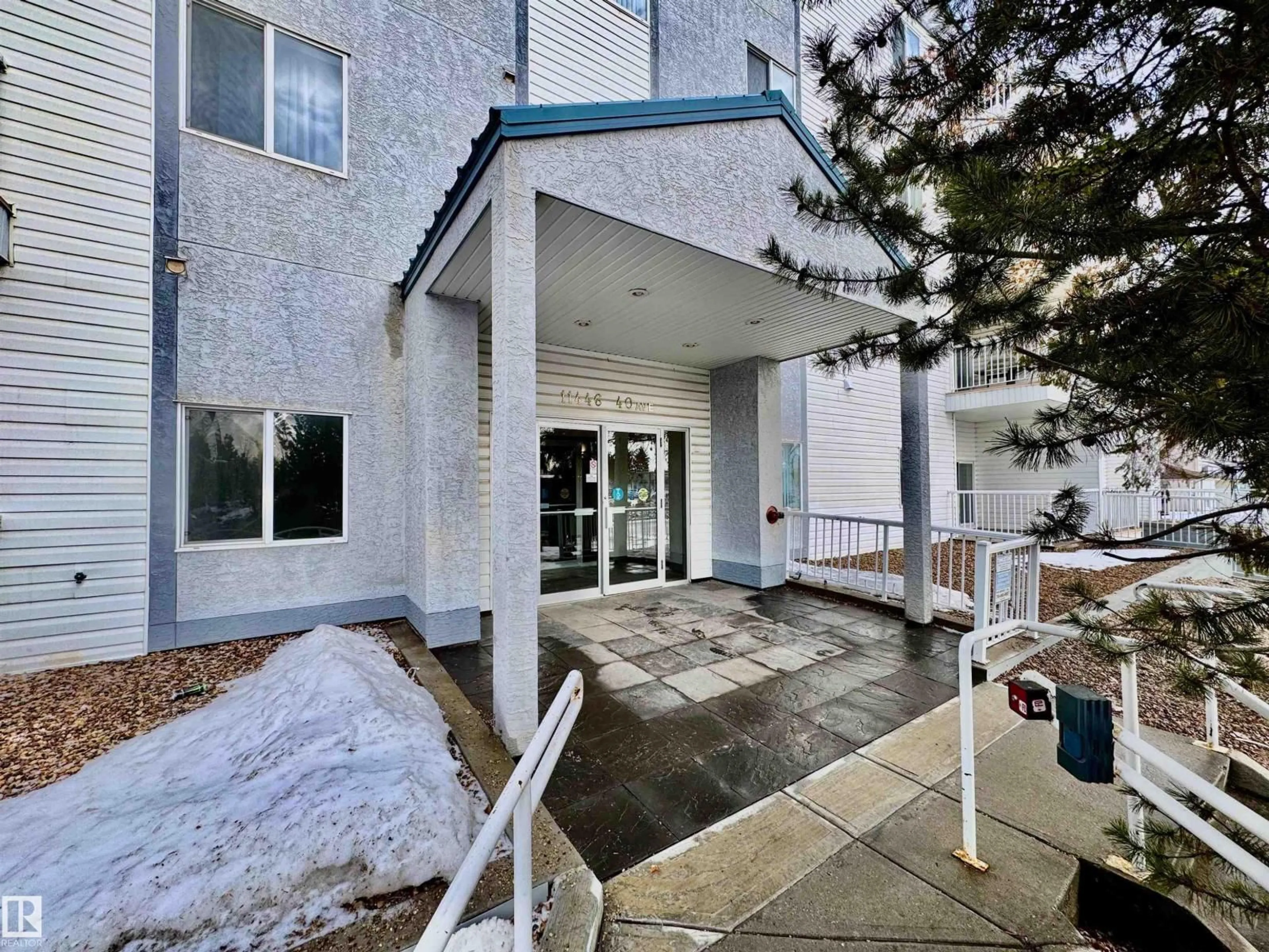 Indoor foyer for #208 - 11446 40 AV, Edmonton Alberta T6J0R5