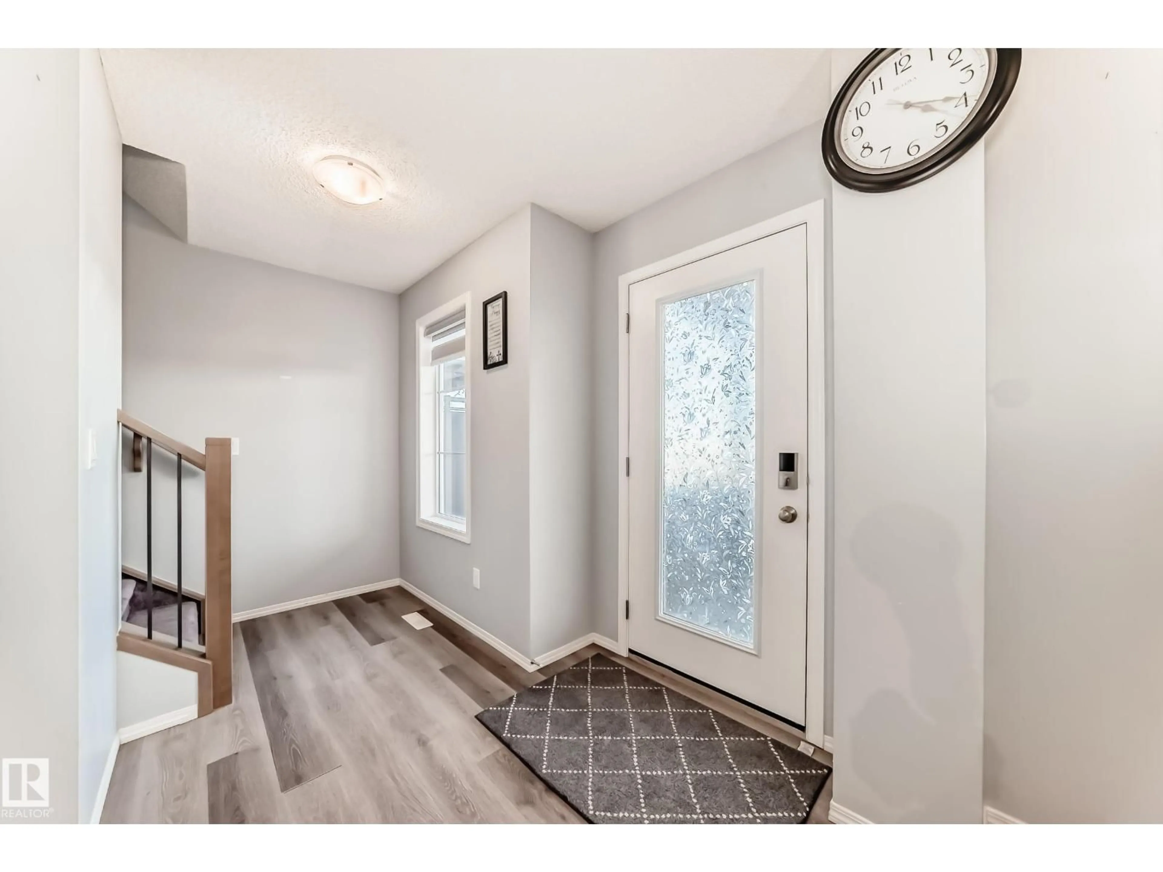 Indoor entryway for 1002 STILLWATER BV, Edmonton Alberta T6M1M8