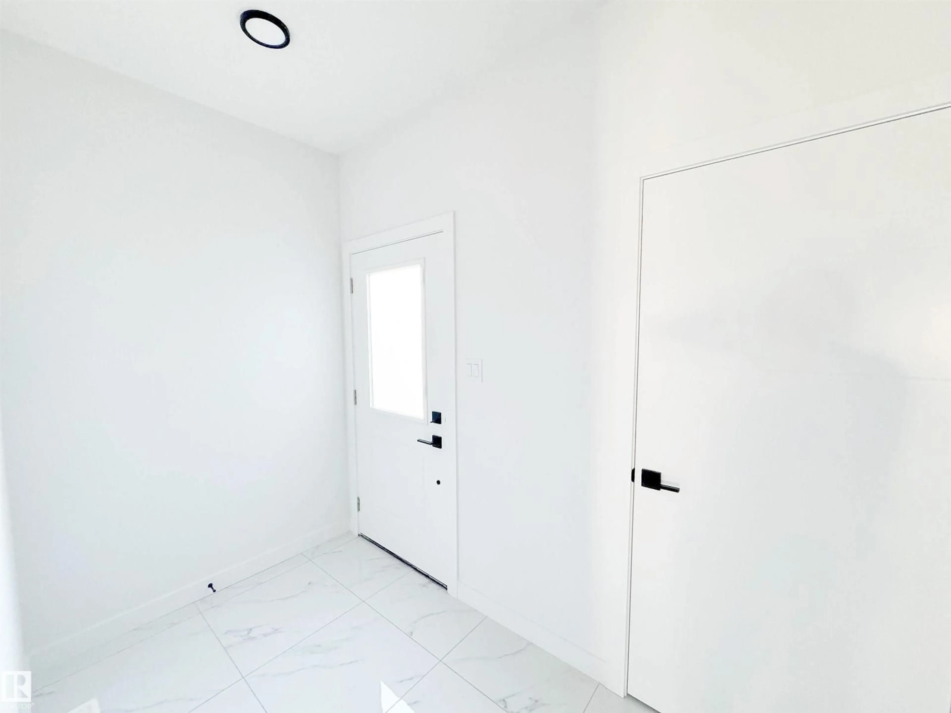 Indoor entryway for 1314 35 ST, Edmonton Alberta T6L3E8