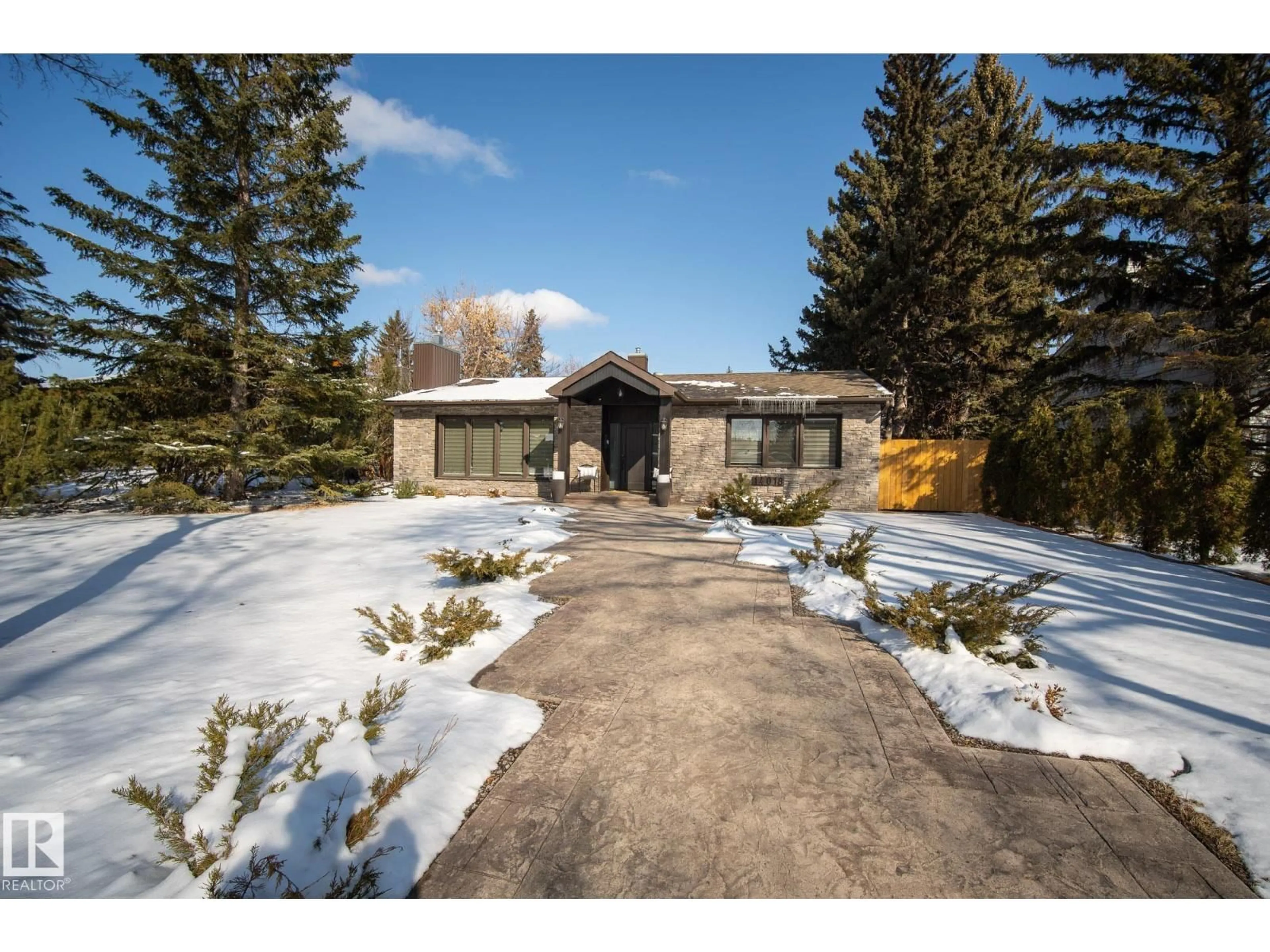A pic from outside/outdoor area/front of a property/back of a property/a pic from drone, street for 14018 100 AV, Edmonton Alberta T5N0J3
