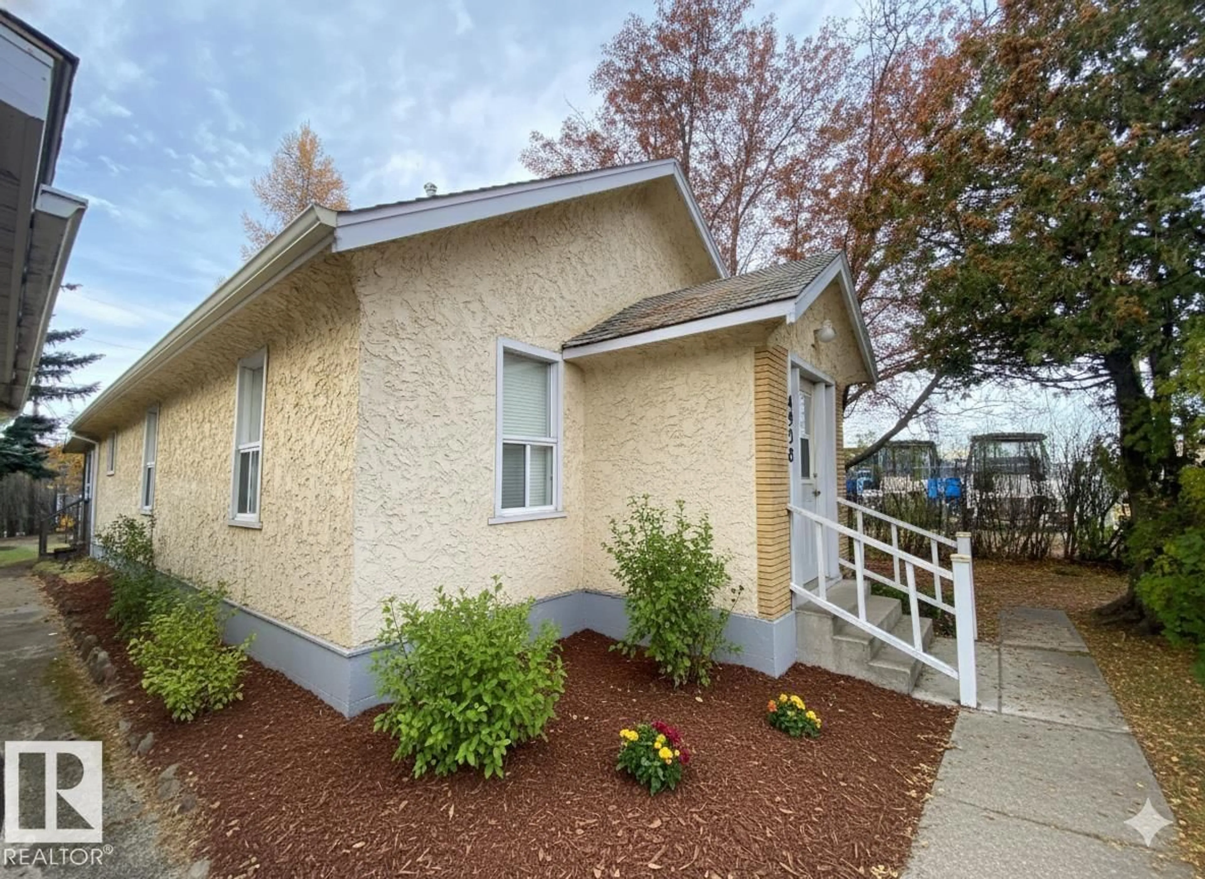 Home with vinyl exterior material, building for 4928 50 ST, Gibbons Alberta T0A1N0