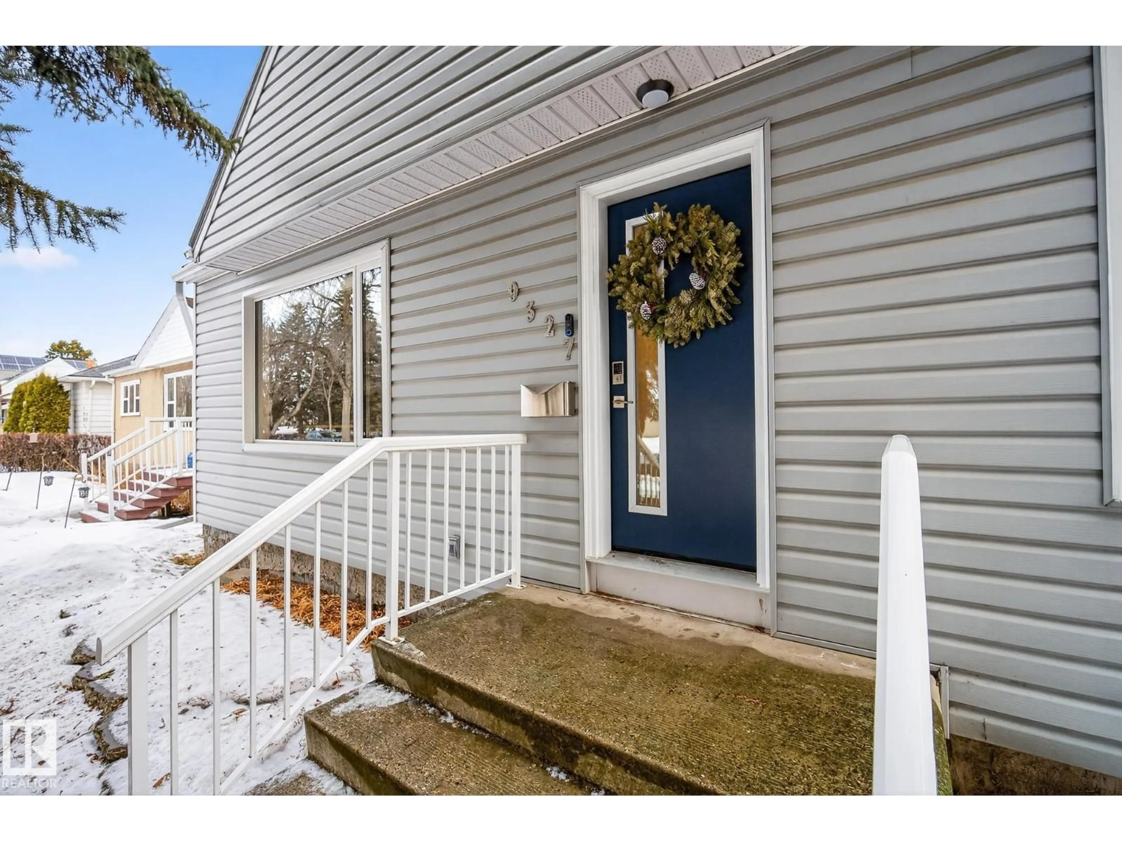 Indoor entryway for 9327 86 ST, Edmonton Alberta T6C3E6