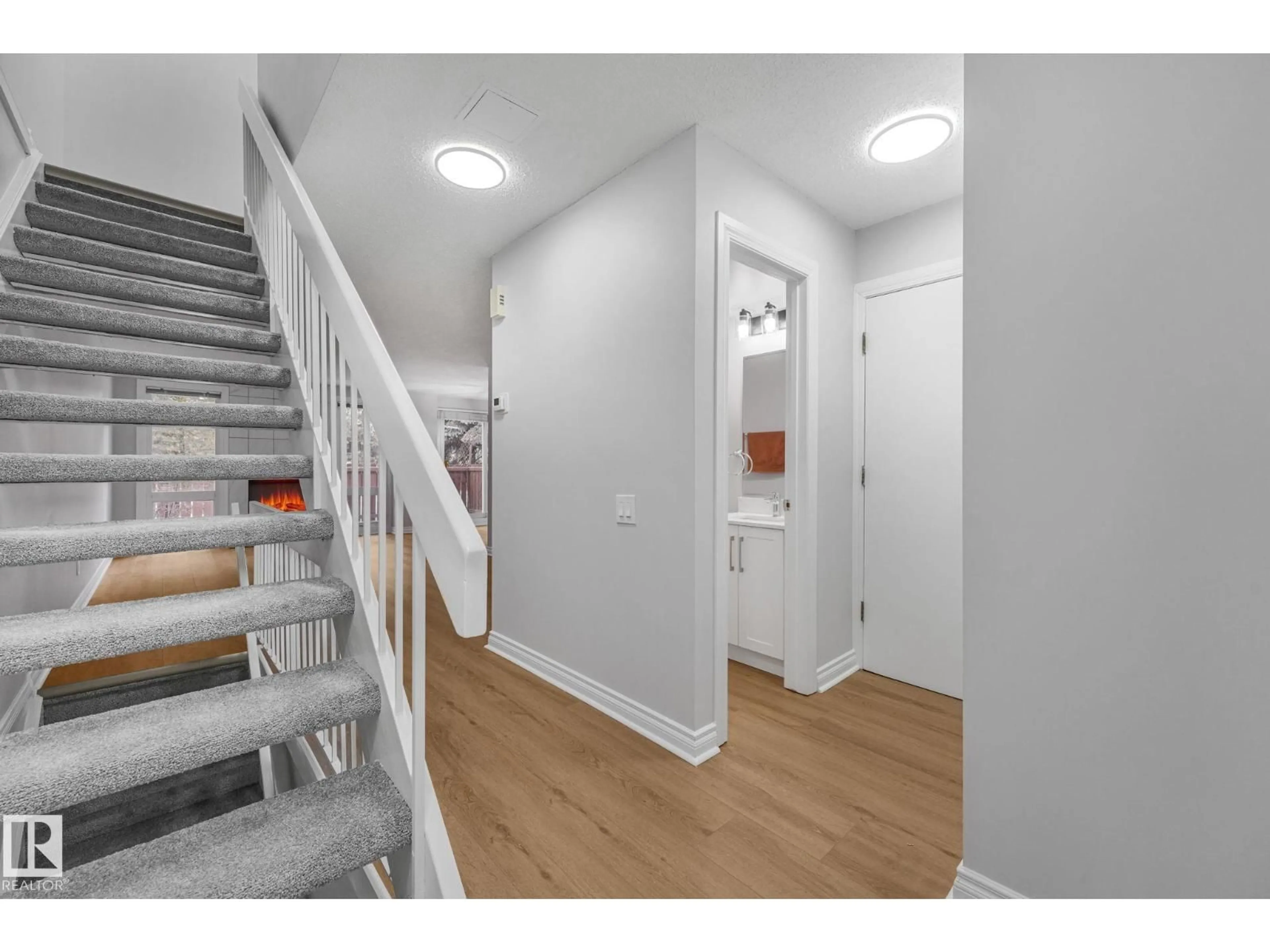 Indoor entryway for 70 HEARTHSTONE NW, Edmonton Alberta T6H5E5