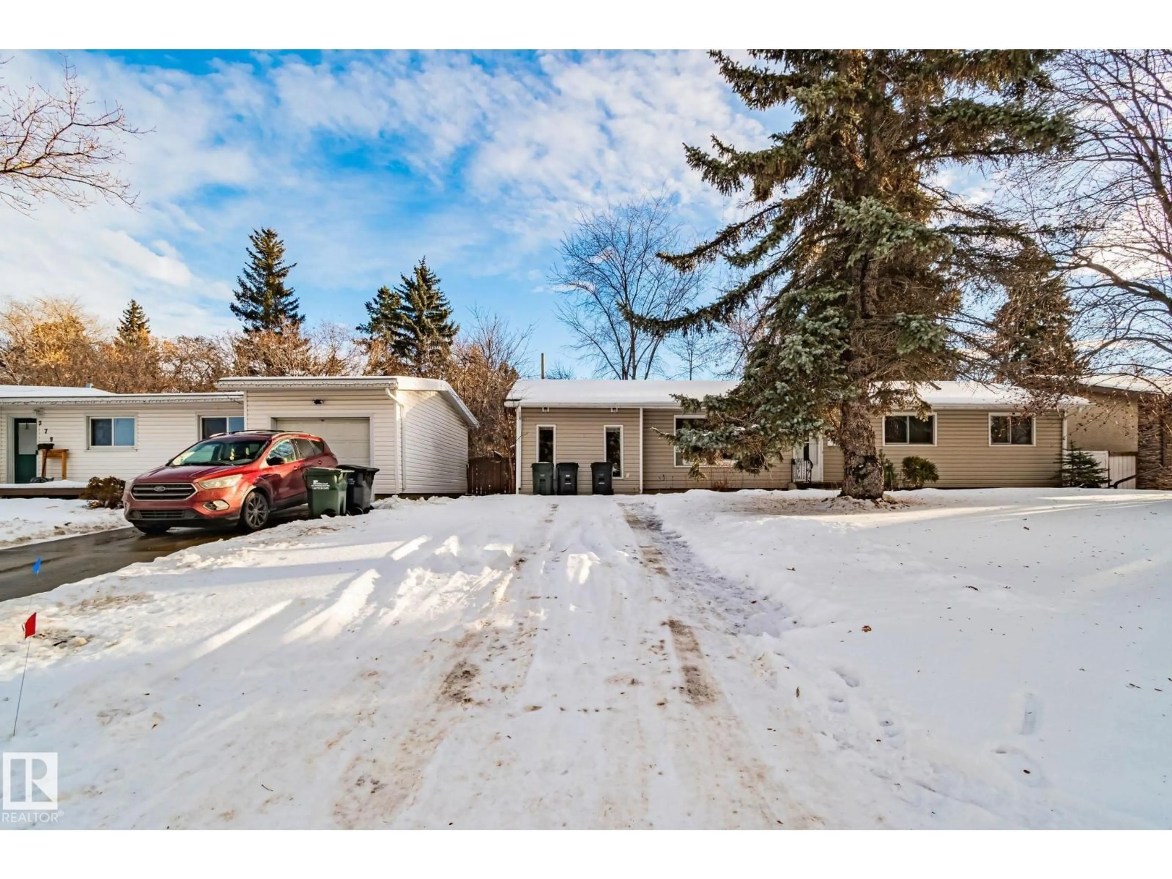 A pic from outside/outdoor area/front of a property/back of a property/a pic from drone, street for 367 EVERGREEN ST, Sherwood Park Alberta T8A1J9