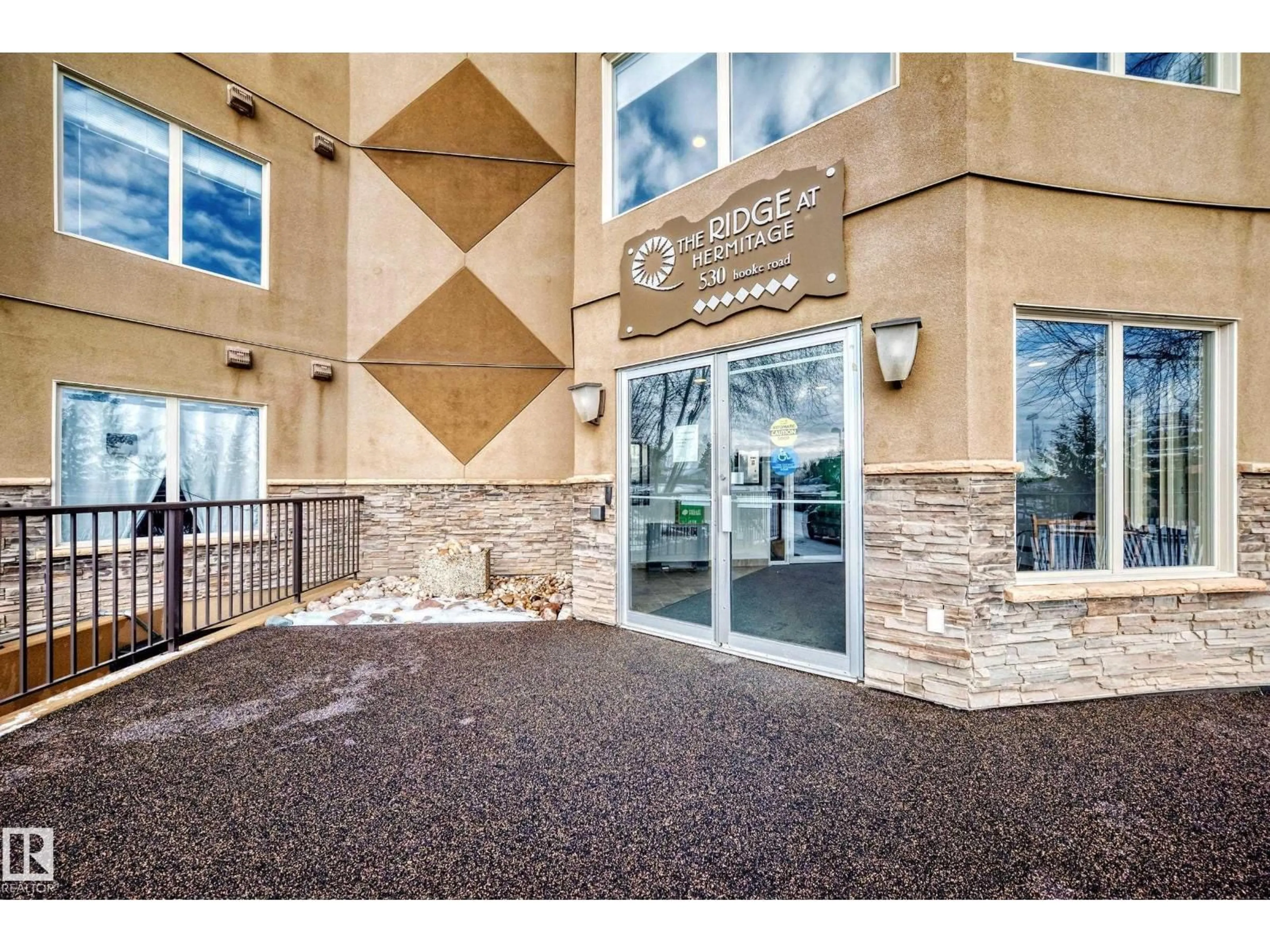 Indoor foyer for 232 HOOKE RD, Edmonton Alberta T5A5J5