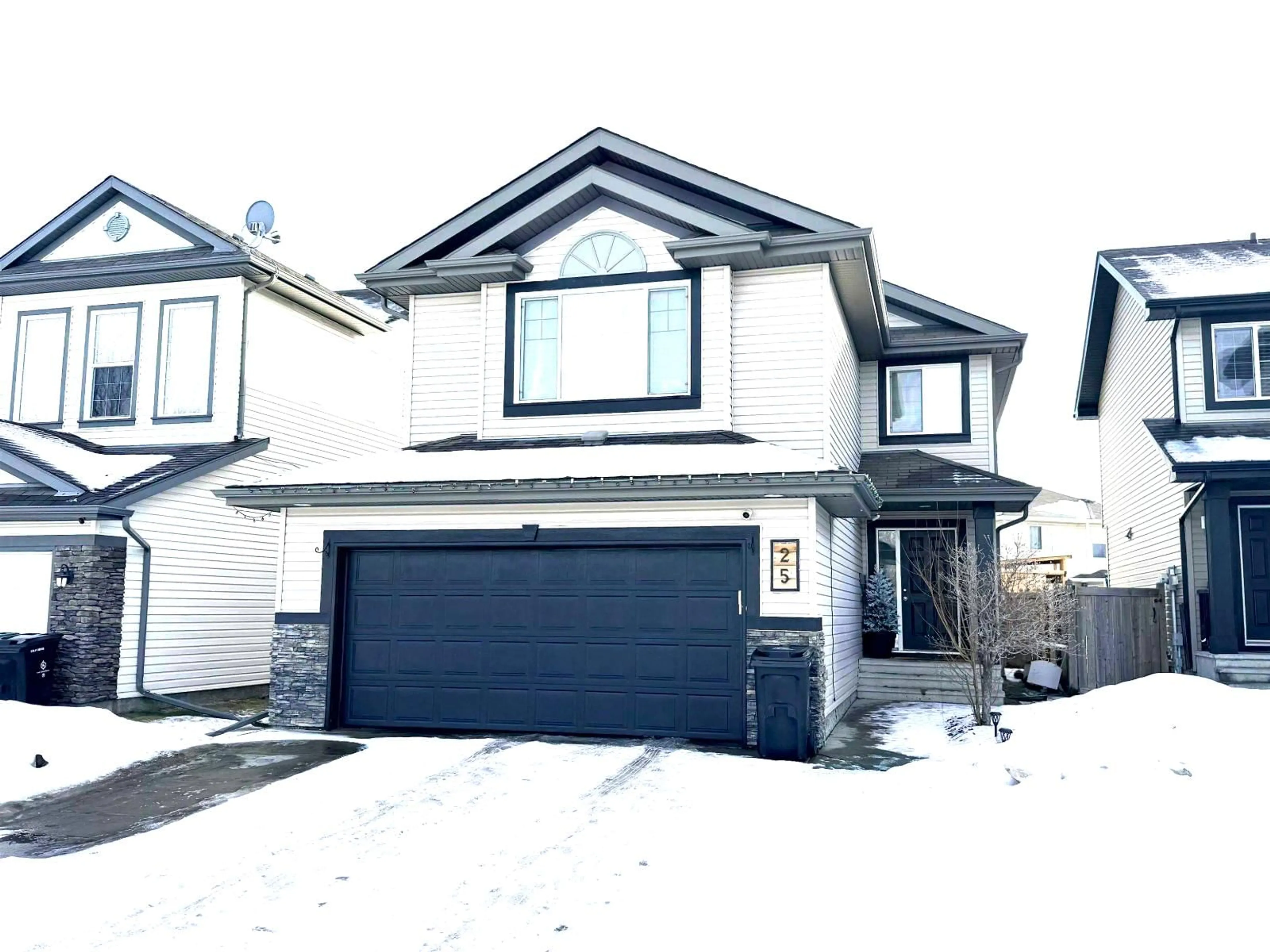 Home with vinyl exterior material, street for 25 WHISTLER, Fort Saskatchewan Alberta T8L0B4