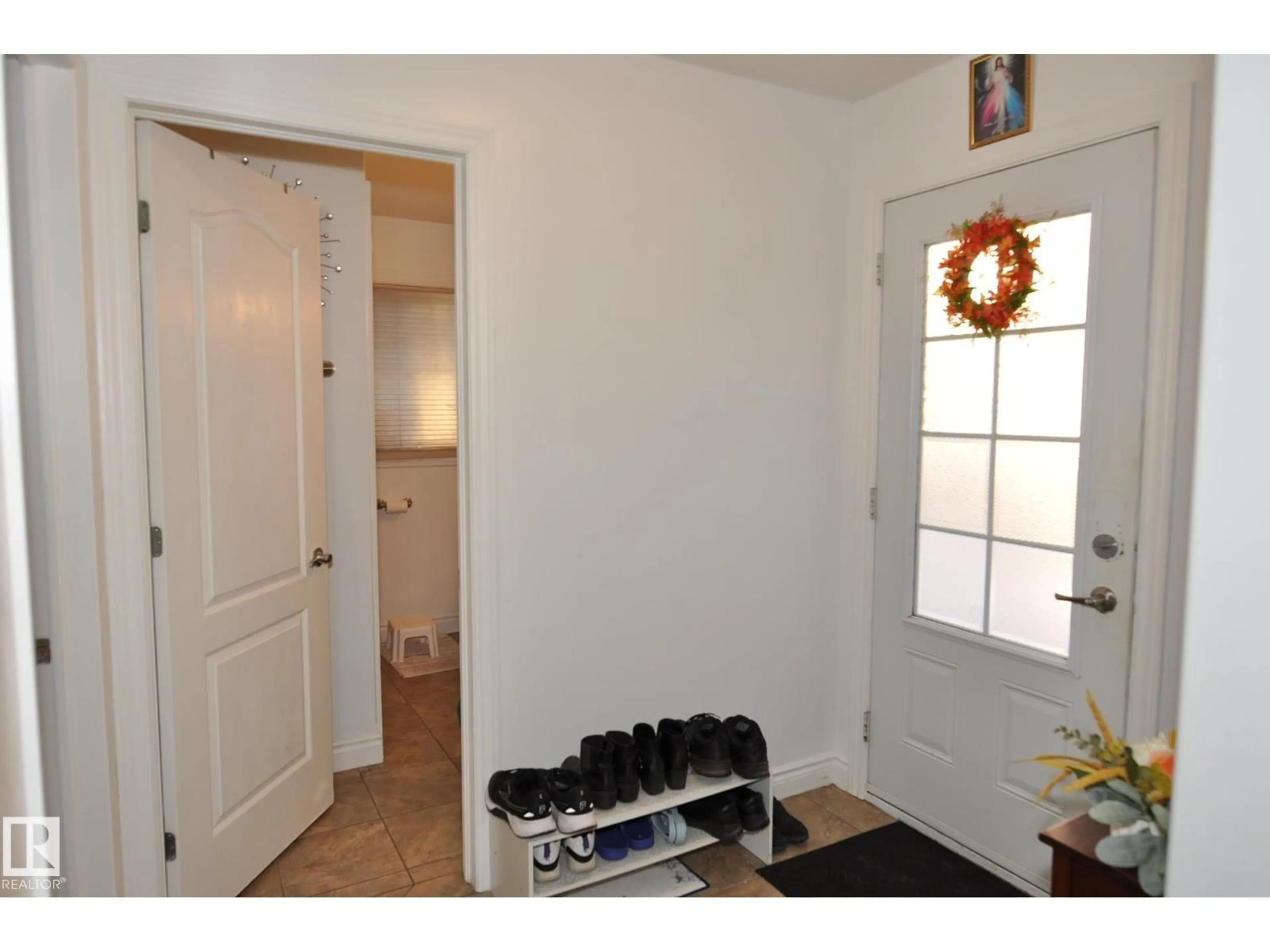 Indoor entryway for #8 - 10103 101 AV, Morinville Alberta T8R1A6