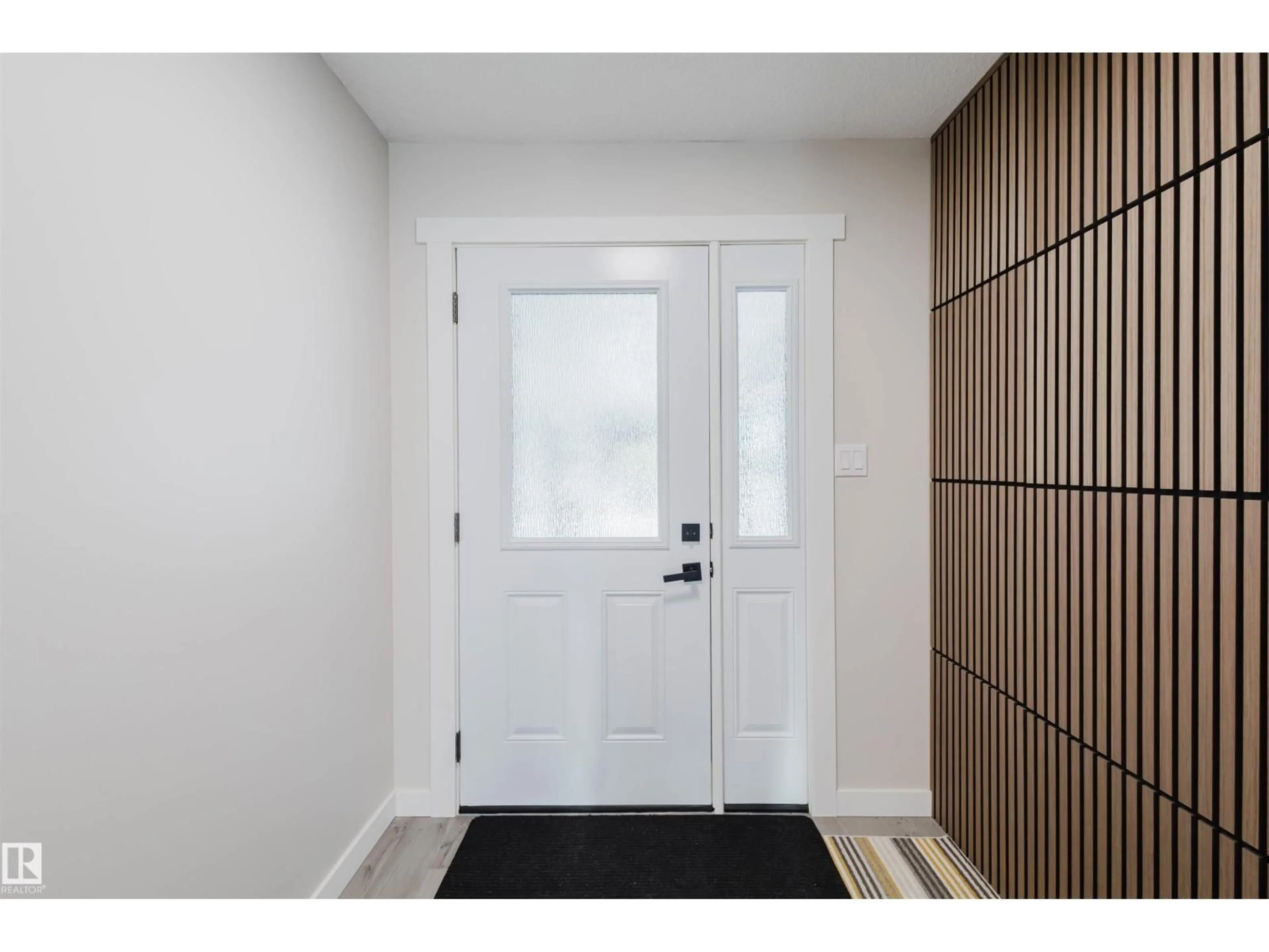Indoor entryway for 10423 35 AV, Edmonton Alberta T6J2M8