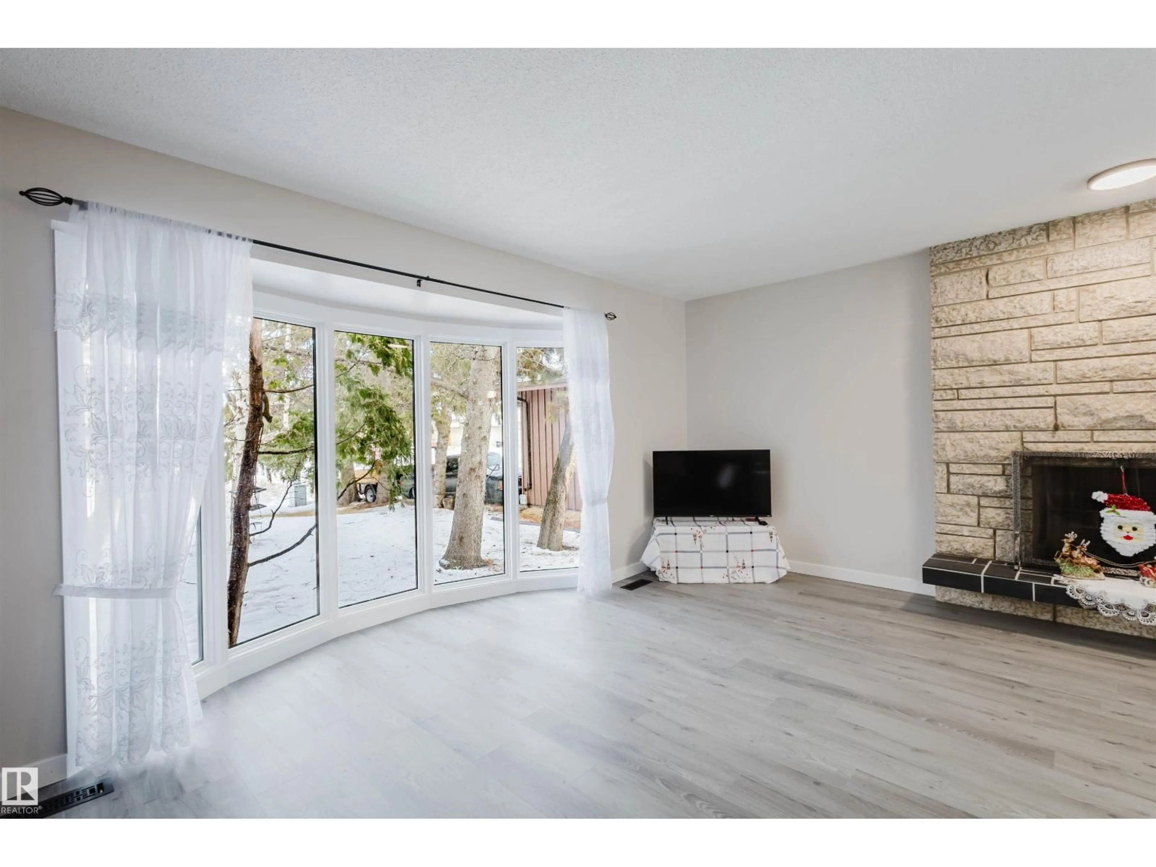 Unknown for 10423 35 AV, Edmonton Alberta T6J2M8