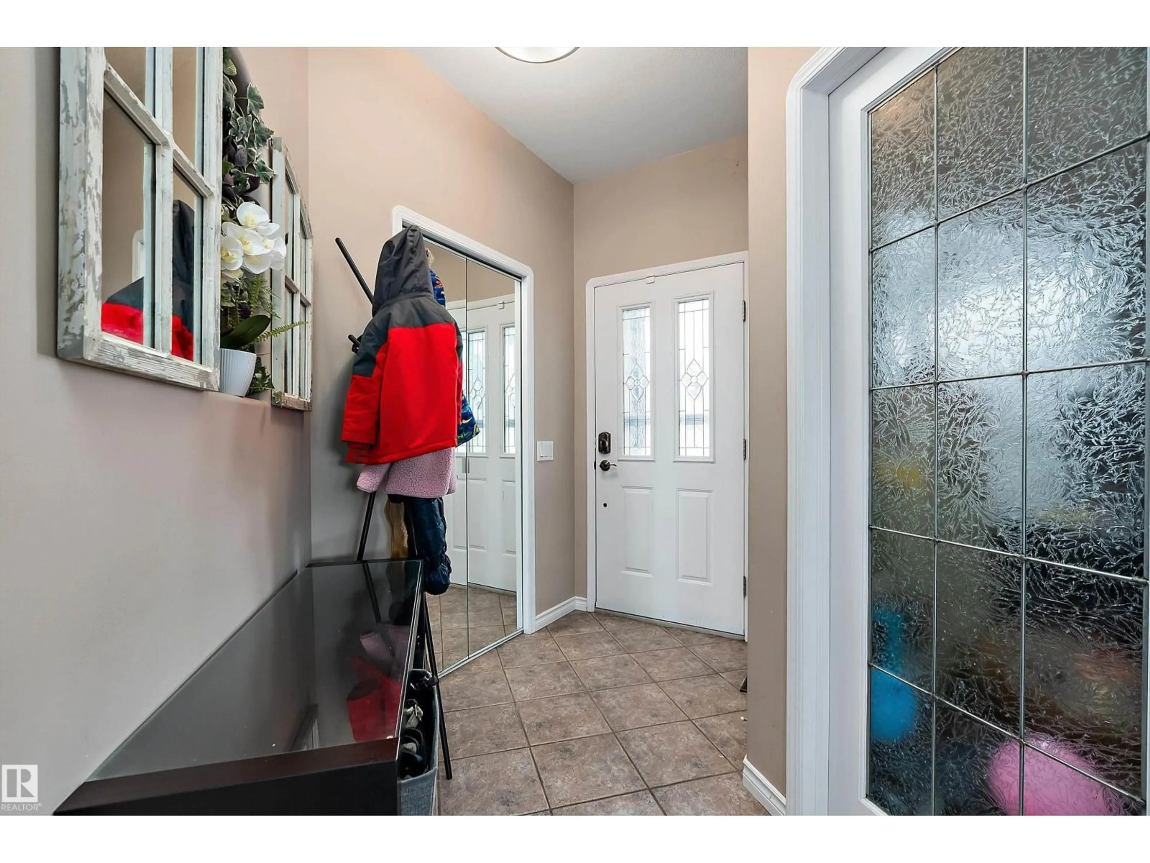 Indoor entryway for 1105 KLARVATTEN CV, Edmonton Alberta T5Z3N3