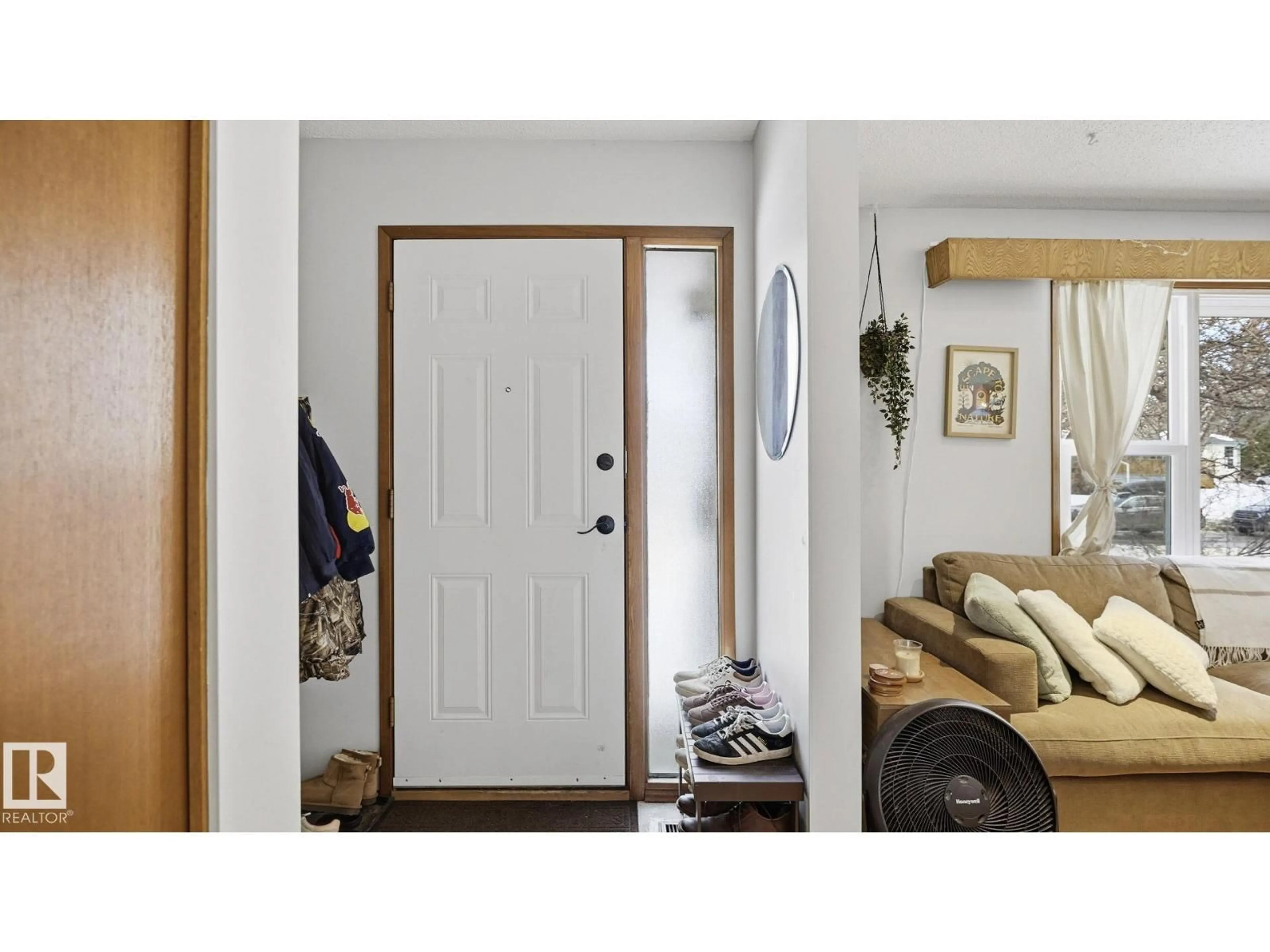 Indoor entryway for 8911 83 AV NW, Edmonton Alberta T6C1B4