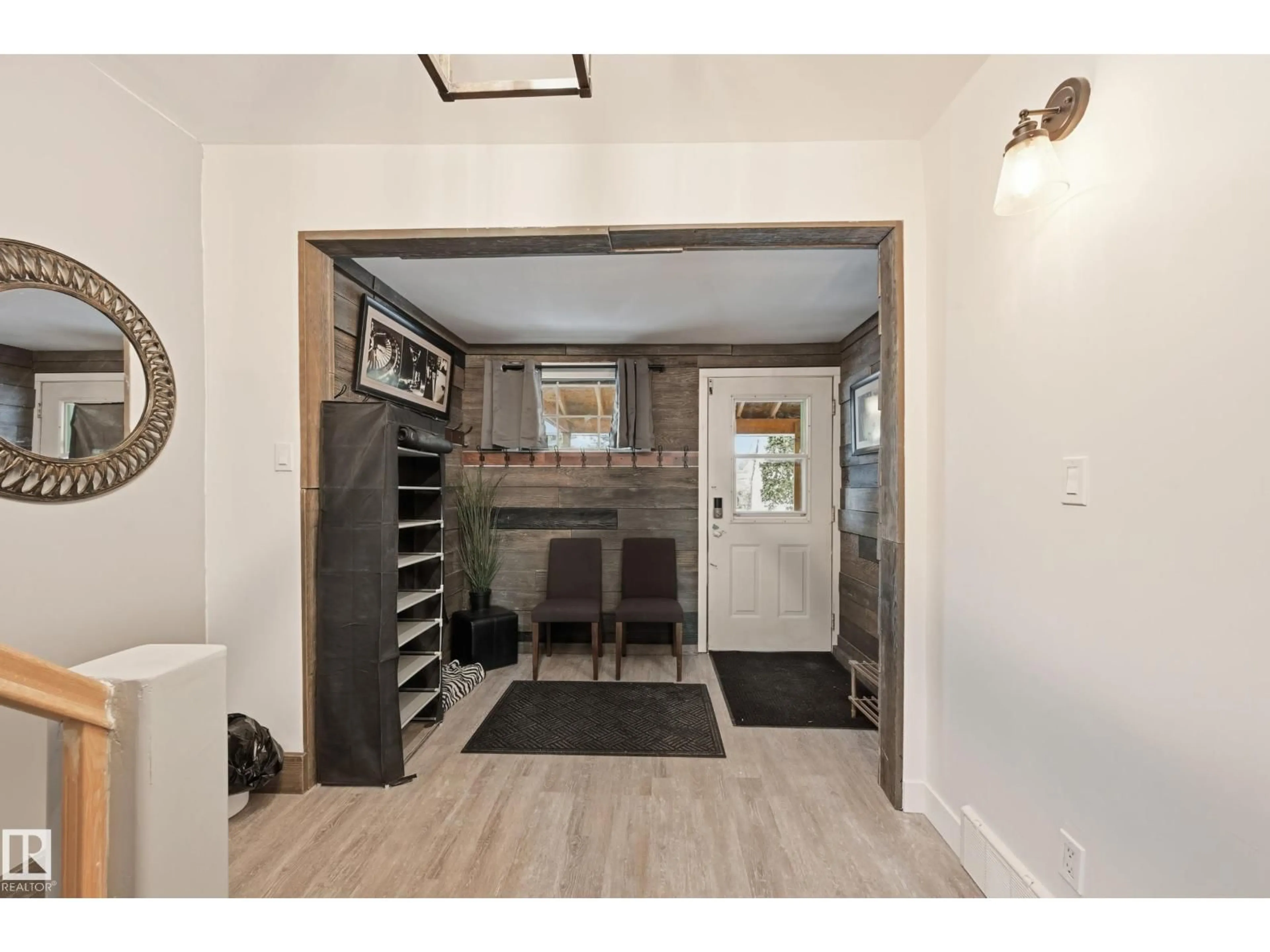 Indoor entryway for 10656 93 ST, Edmonton Alberta T5H1X9