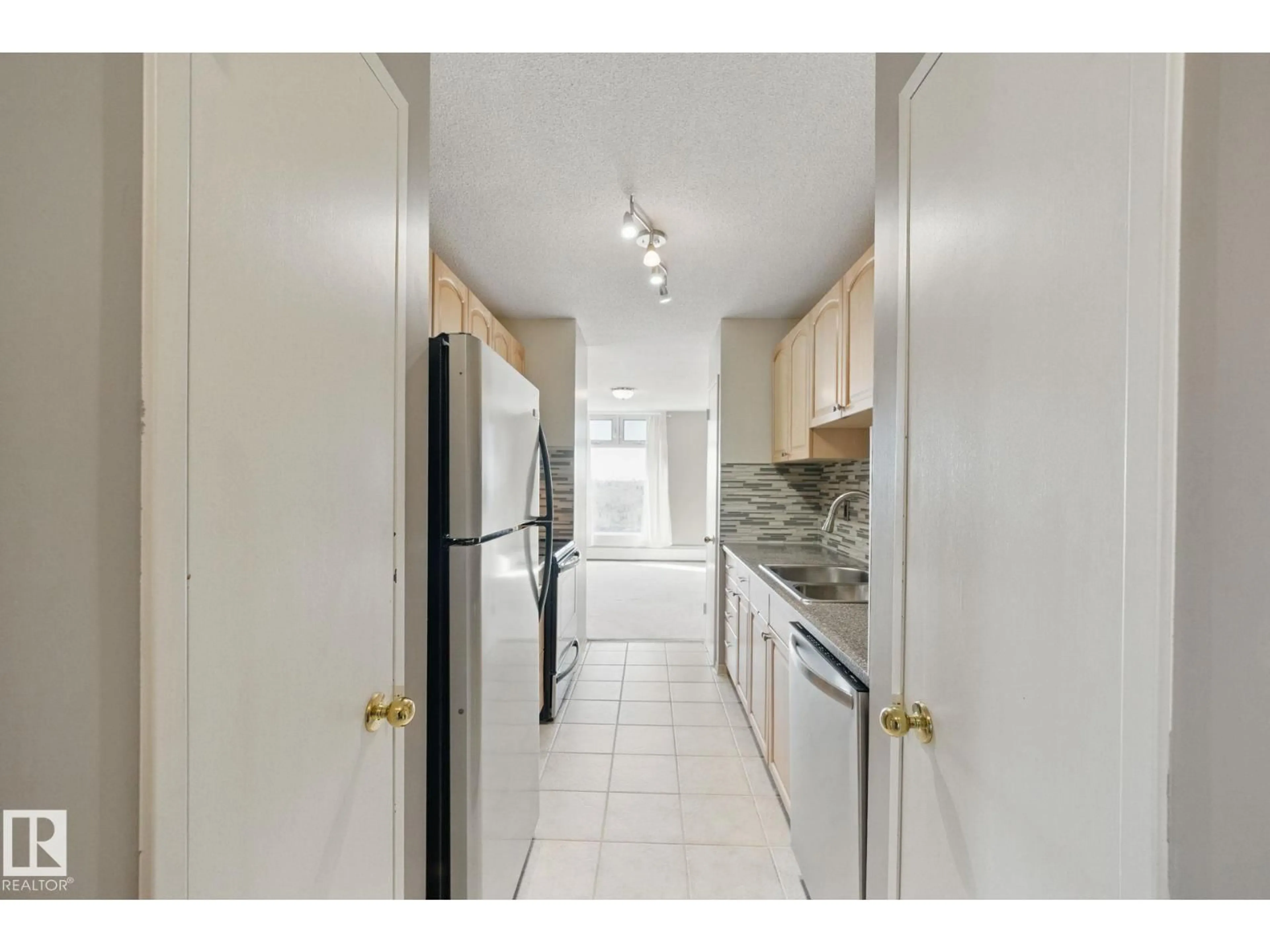 Standard kitchen, ceramic/tile floor for NW - 9835 113 ST, Edmonton Alberta T5K1N4