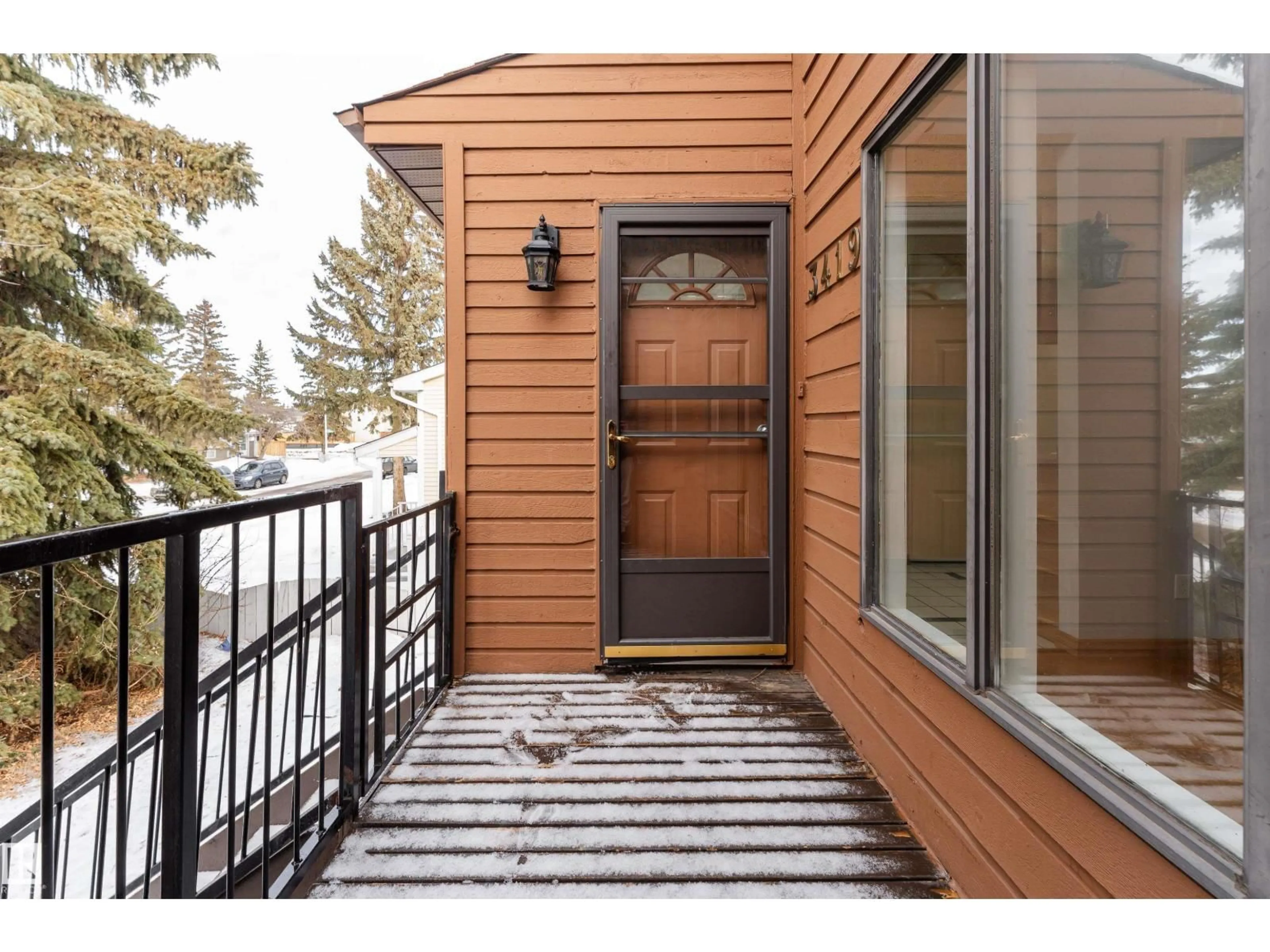 Indoor entryway for 3419 48 ST, Edmonton Alberta T6L3R2