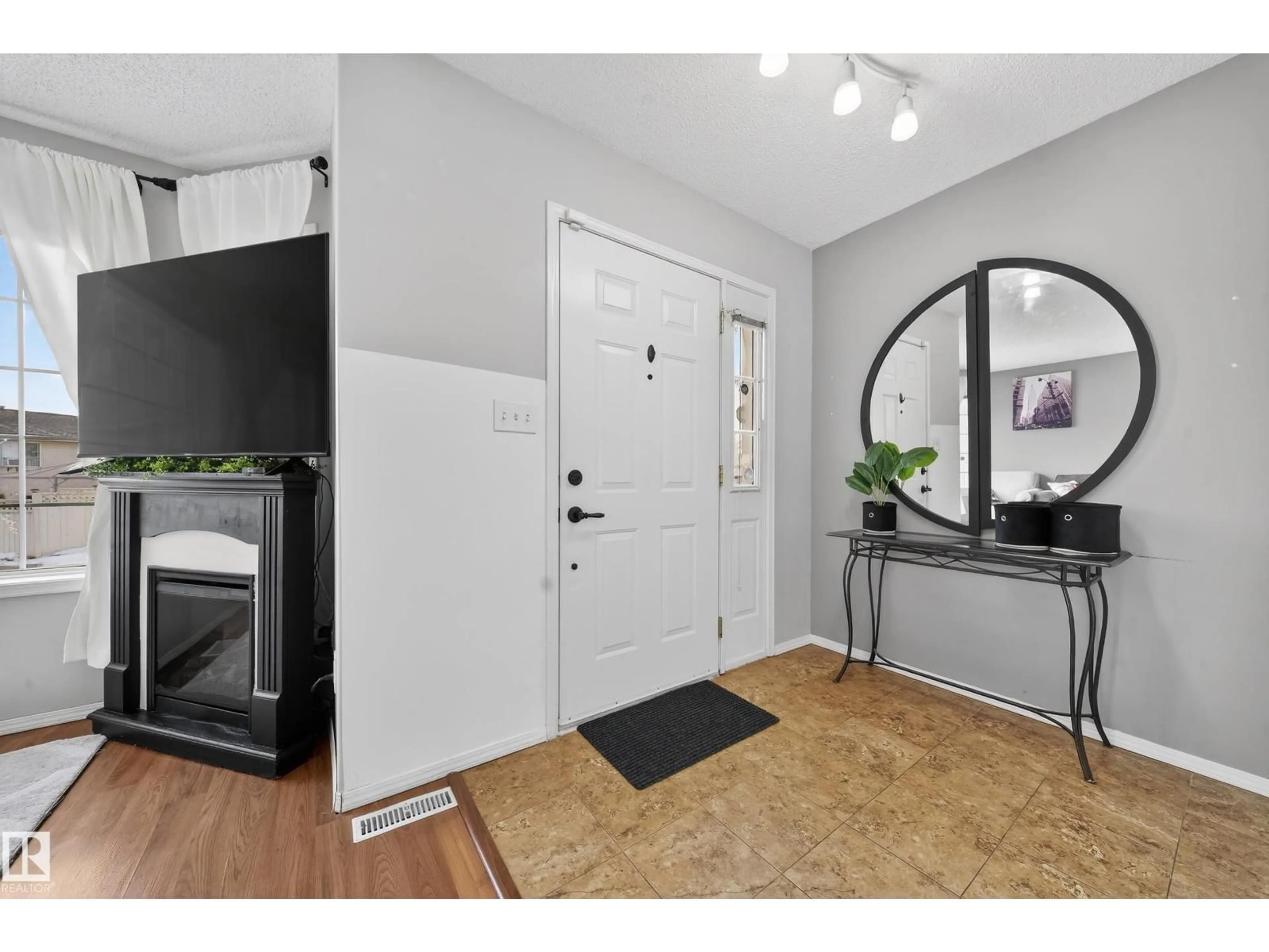 Indoor entryway for 207 RIVER PT, Edmonton Alberta T5A4Z4