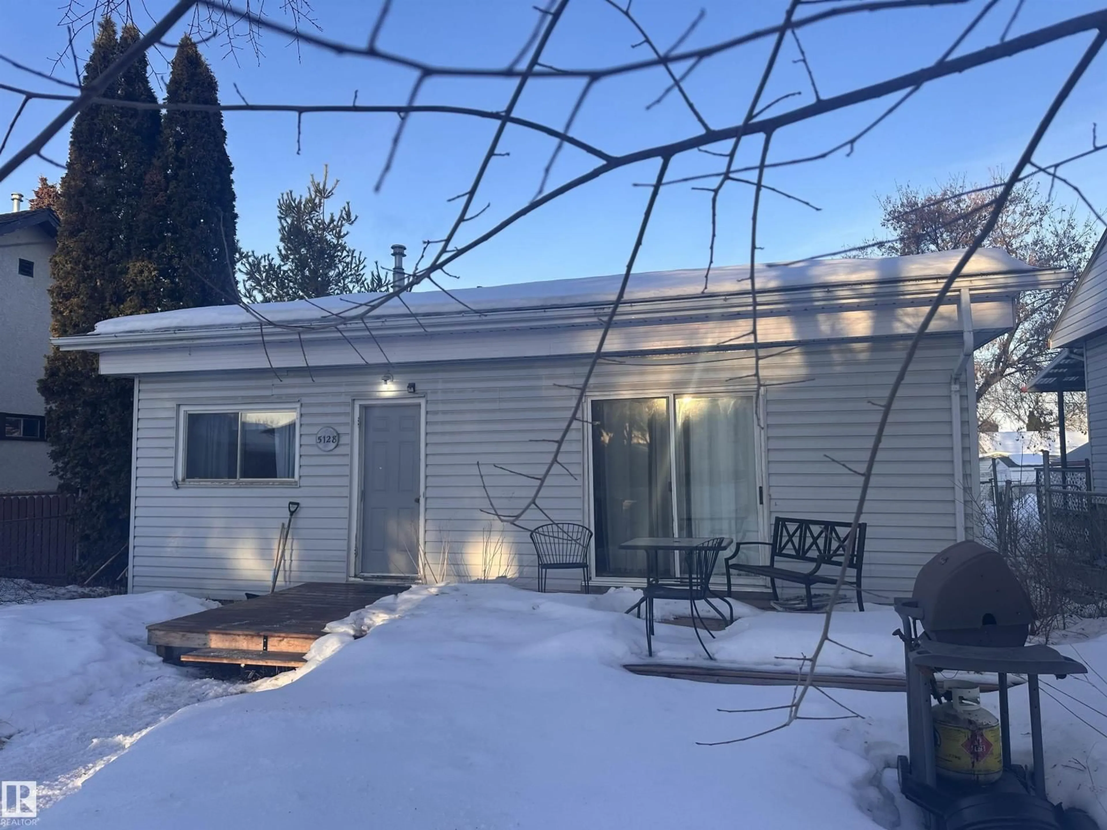 Patio, unknown for 5128 52, Barrhead Alberta T7N1E9