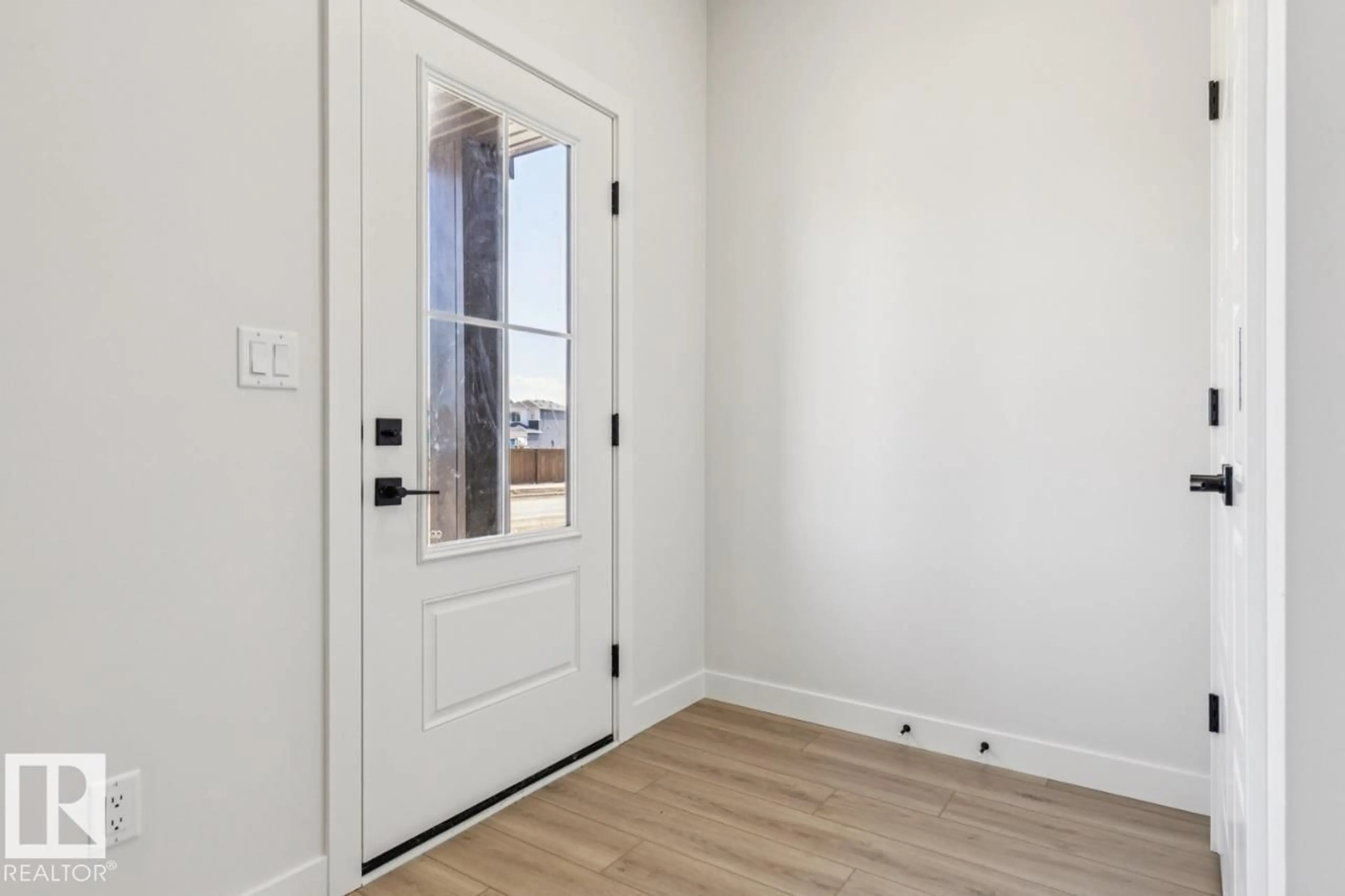 Indoor entryway for 762 MATTSON DR, Edmonton Alberta T6X1A3