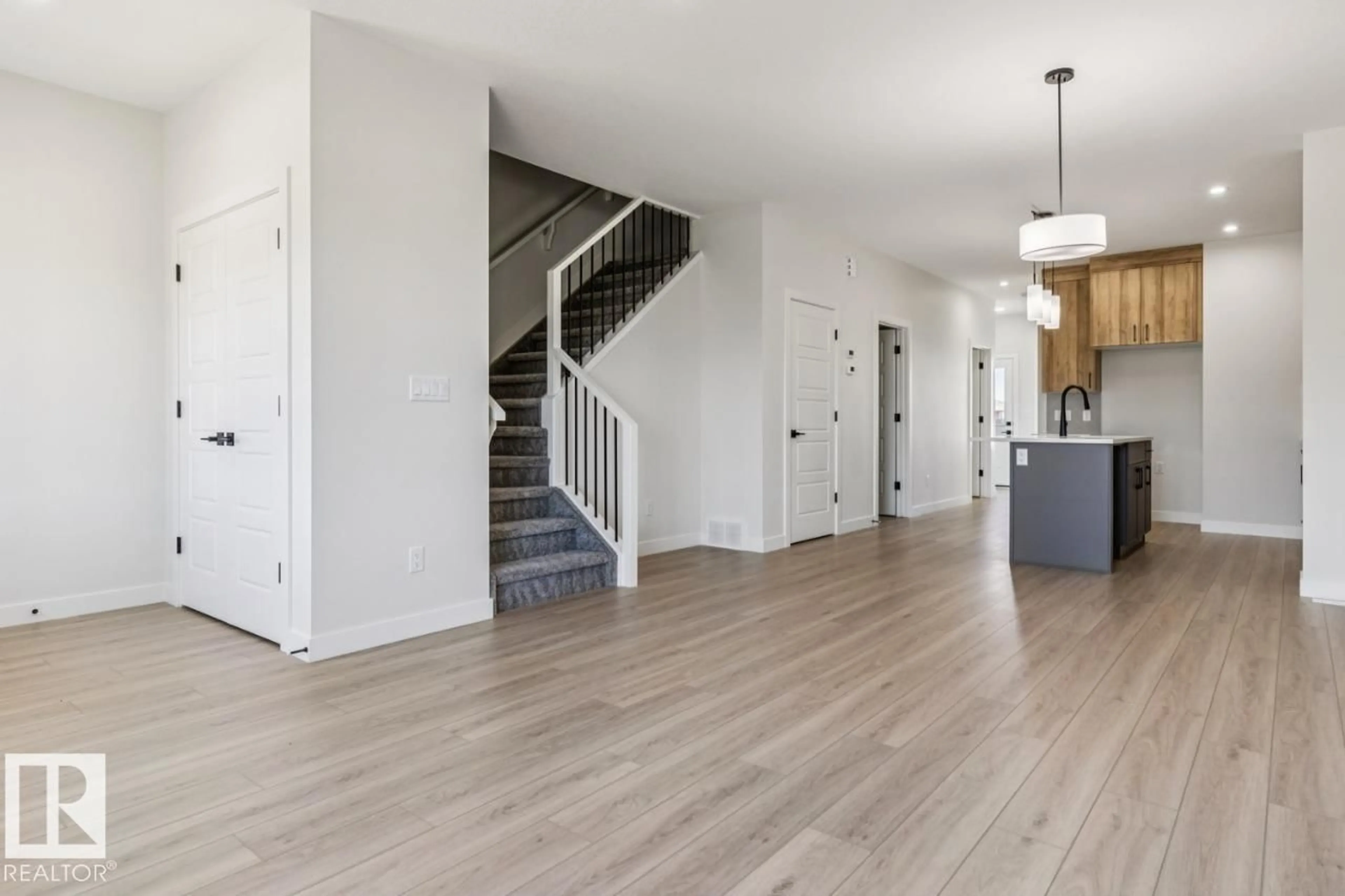 Indoor entryway for 762 MATTSON DR, Edmonton Alberta T6X1A3