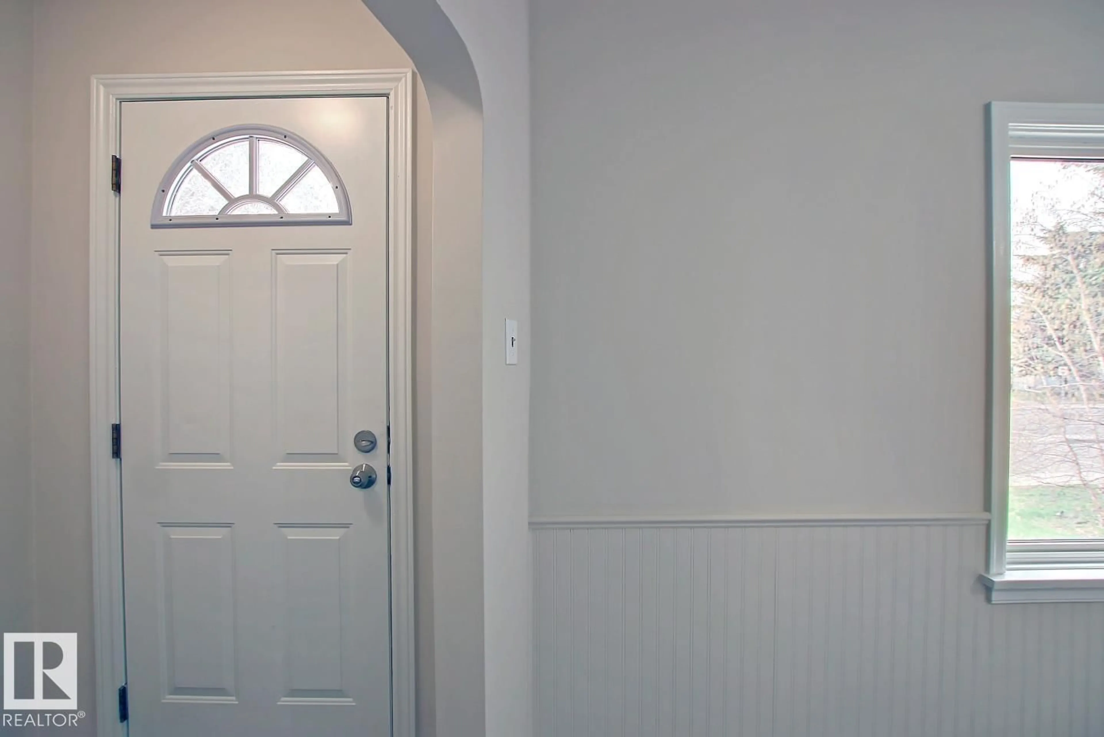 Indoor entryway for 10682 61 AV, Edmonton Alberta T6H1L7