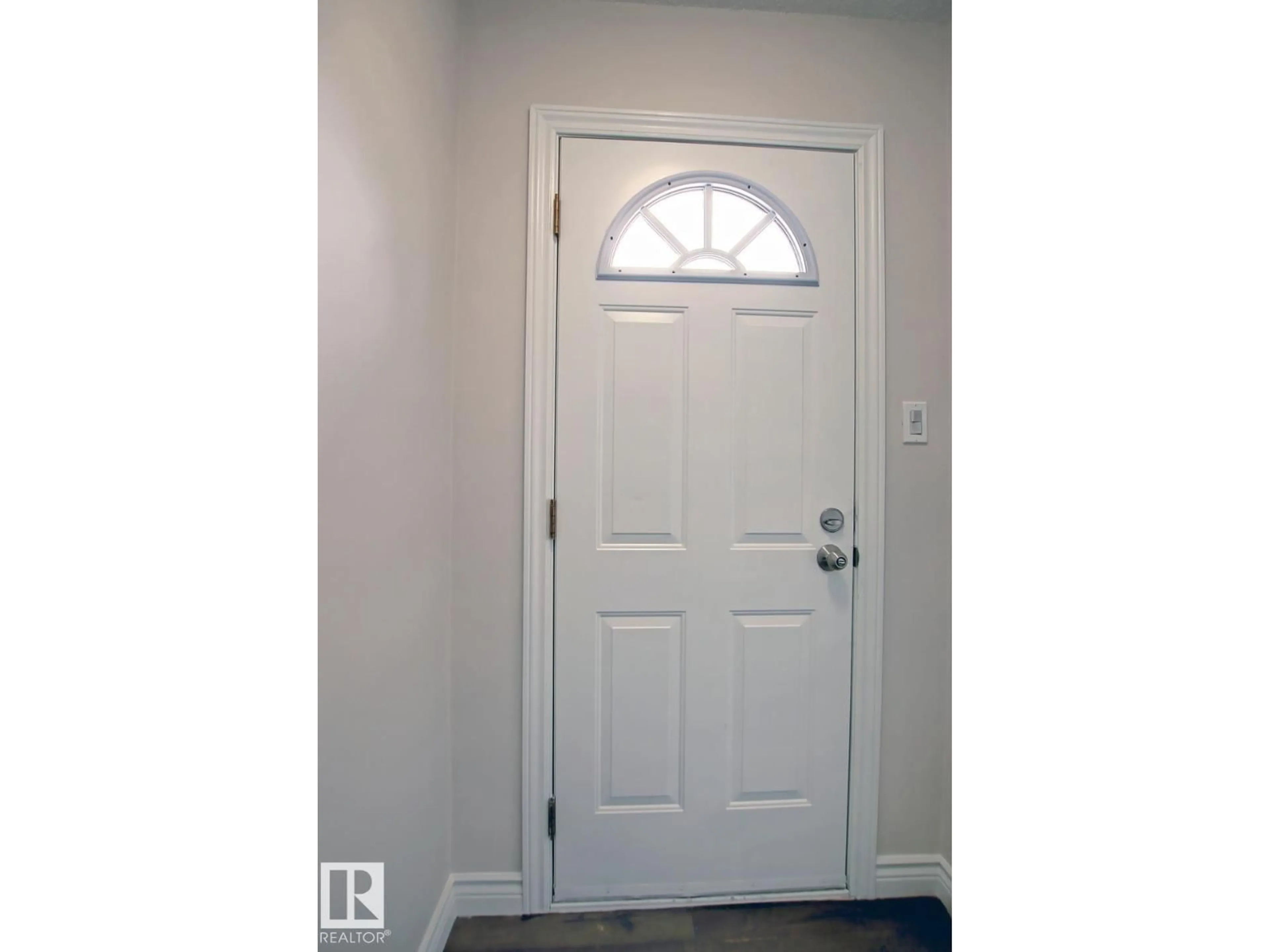 Indoor entryway for 10682 61 AV, Edmonton Alberta T6H1L7